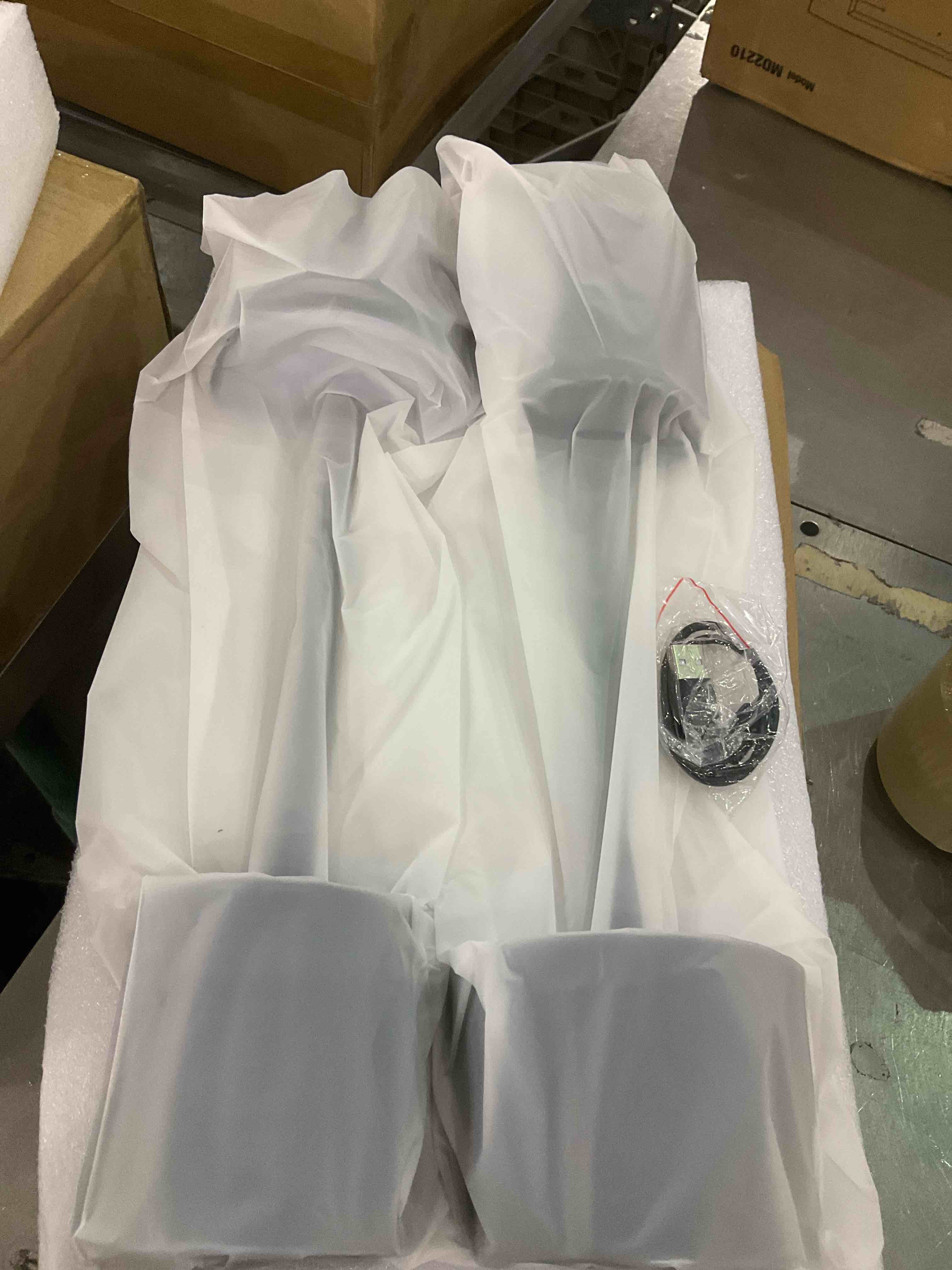 https://s3.amazonaws.com/lotting-images-prod/BargainHunt/EXS01091355_1708608391110.jpeg