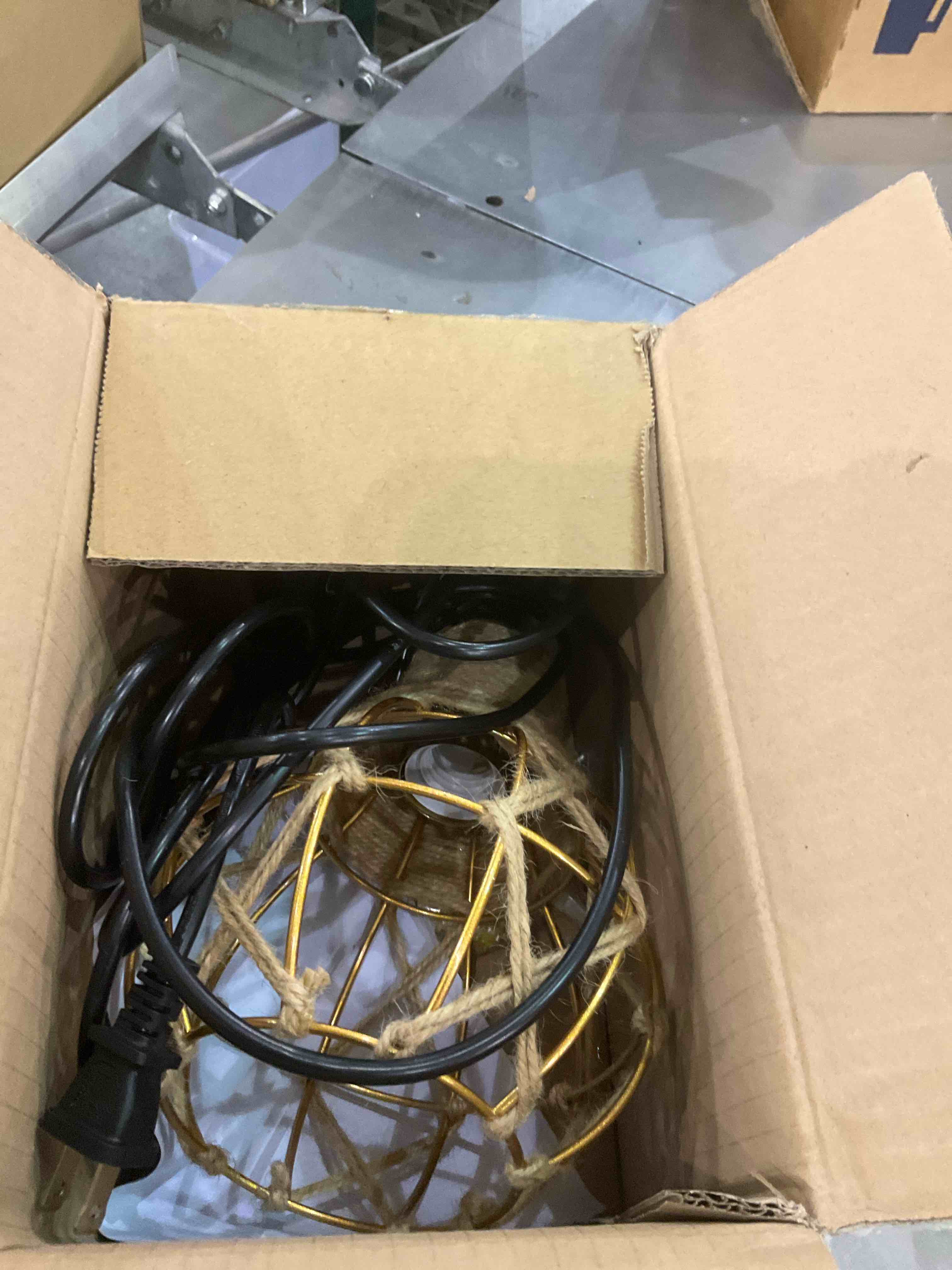 https://s3.amazonaws.com/lotting-images-prod/BargainHunt/EXS01091357_1708608577709.jpeg
