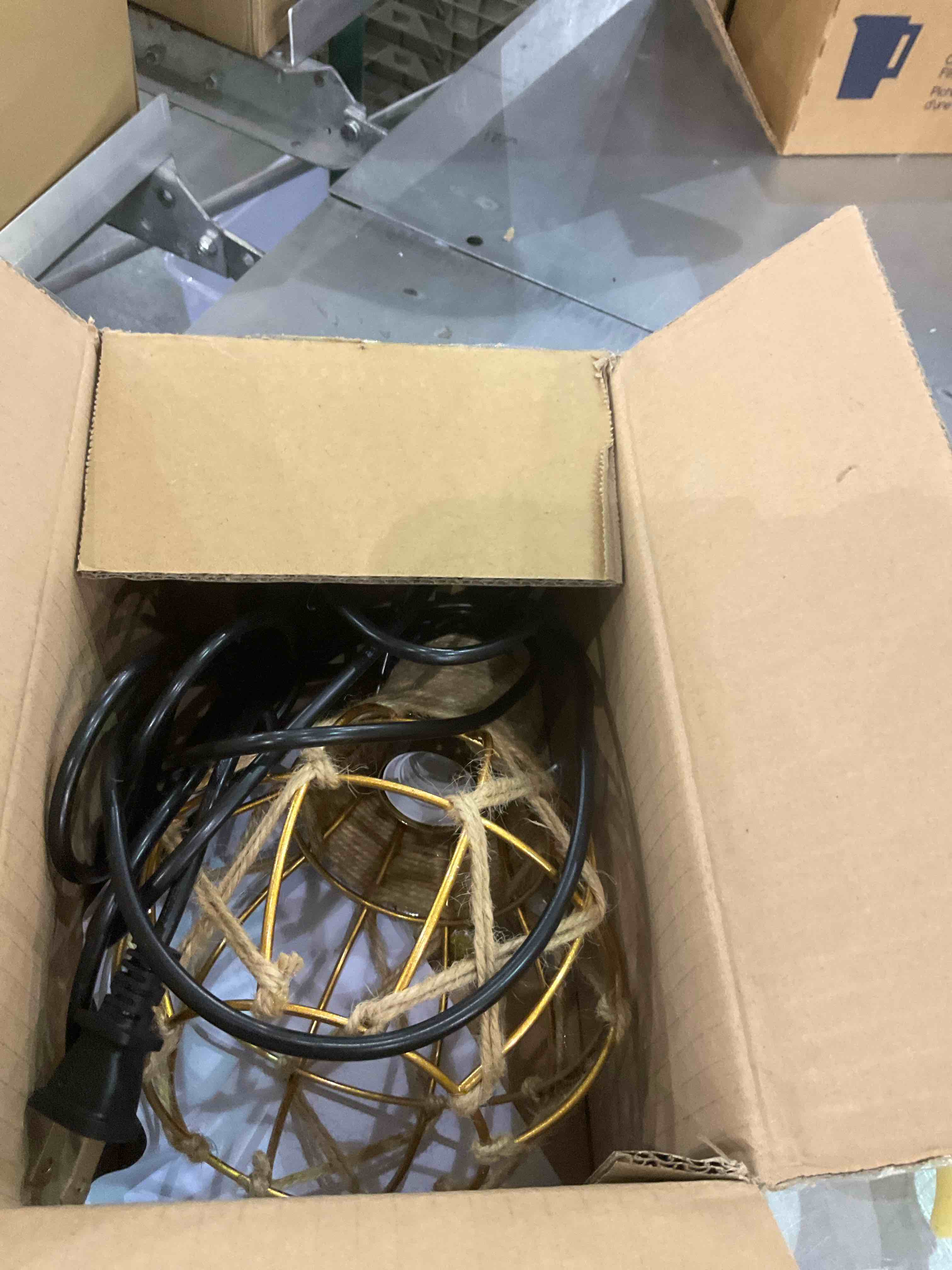 https://s3.amazonaws.com/lotting-images-prod/BargainHunt/EXS01091357_1708608578551.jpeg