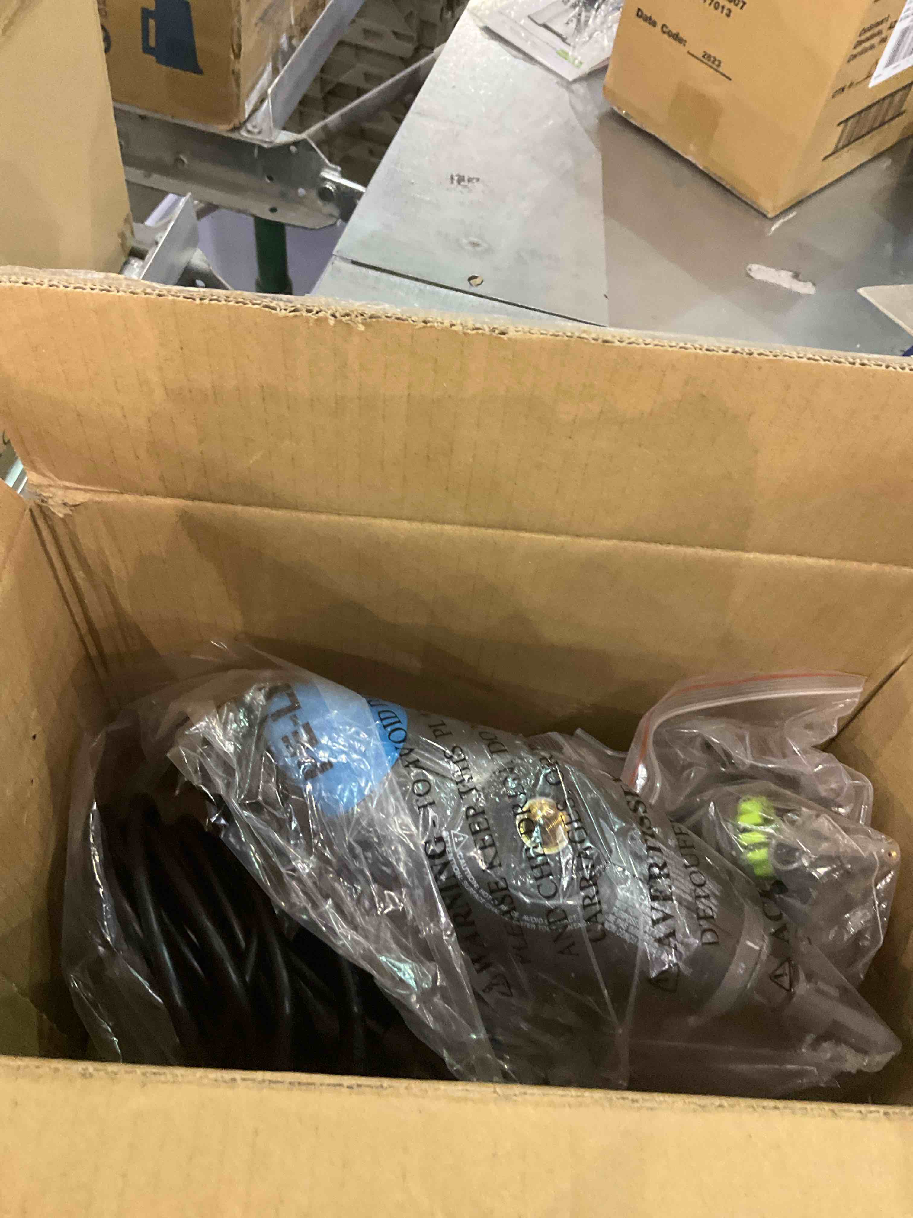 https://s3.amazonaws.com/lotting-images-prod/BargainHunt/EXS01091361_1708609055525.jpeg