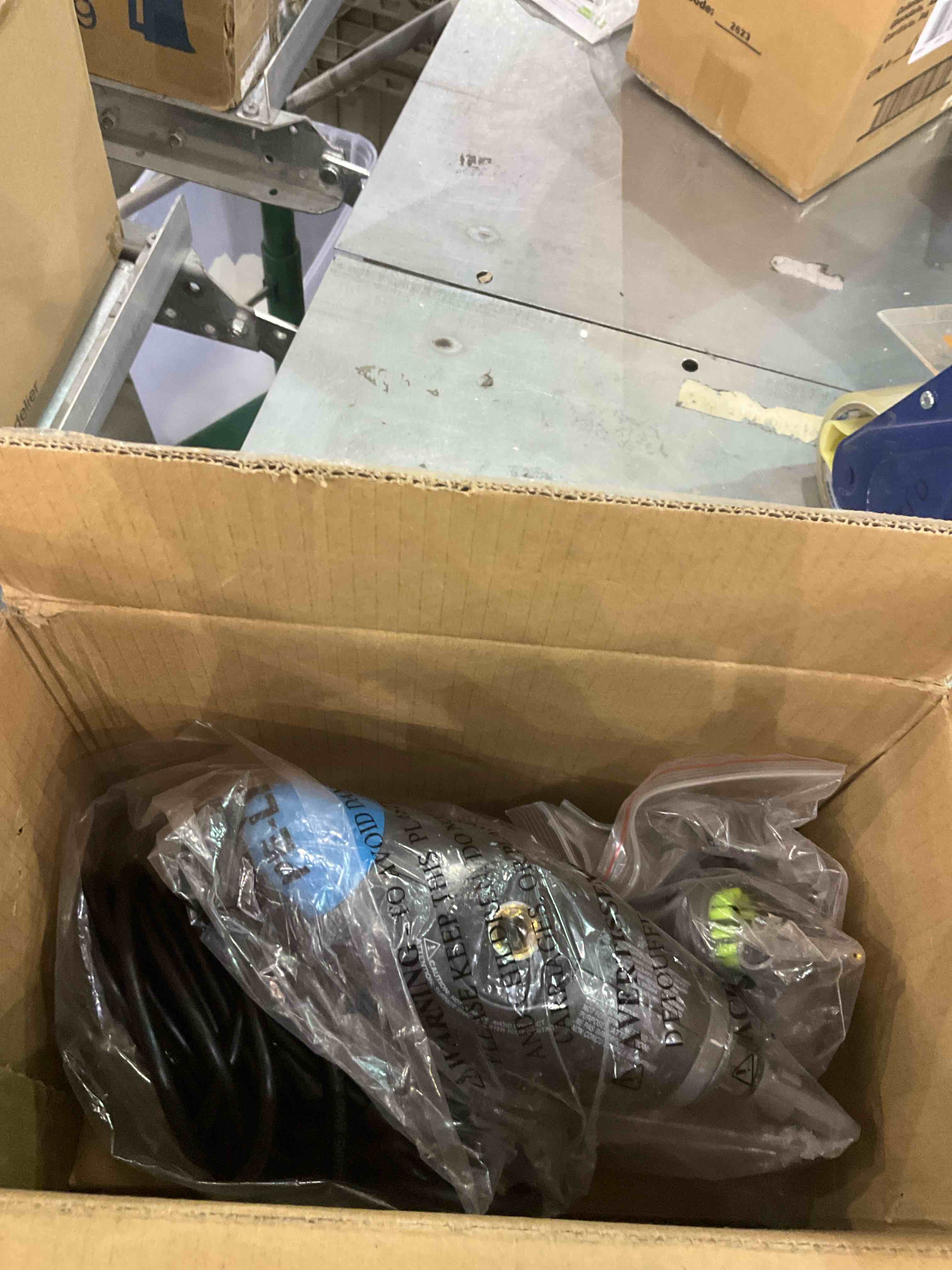 https://s3.amazonaws.com/lotting-images-prod/BargainHunt/EXS01091361_1708609056814.jpeg