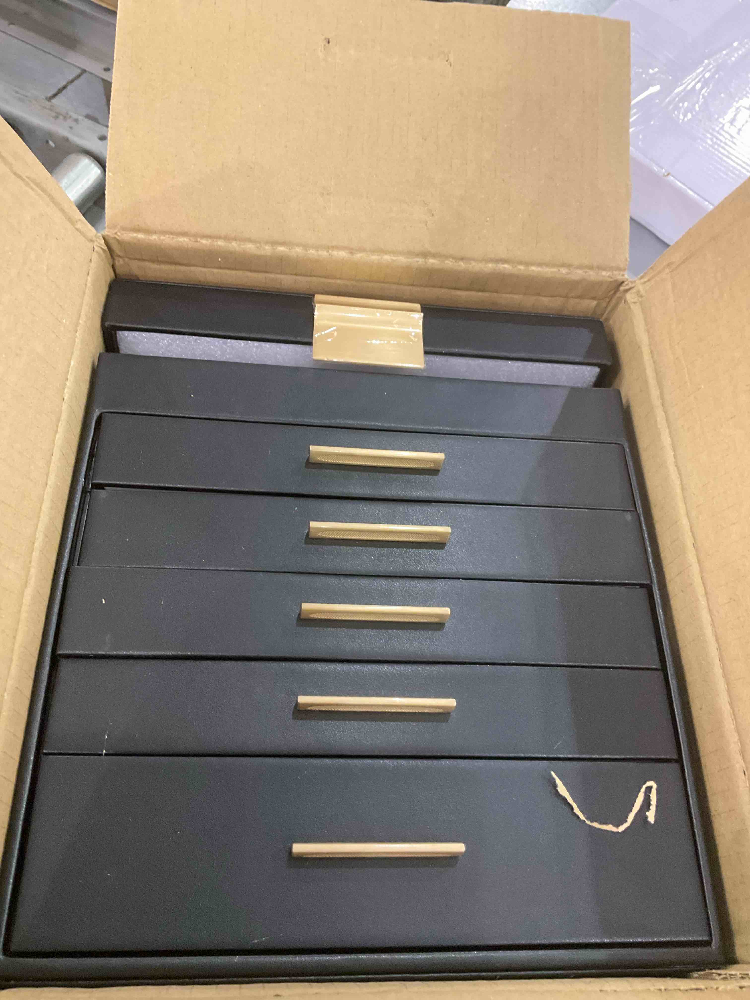 https://s3.amazonaws.com/lotting-images-prod/BargainHunt/EXS01091463_1708624626767.jpeg