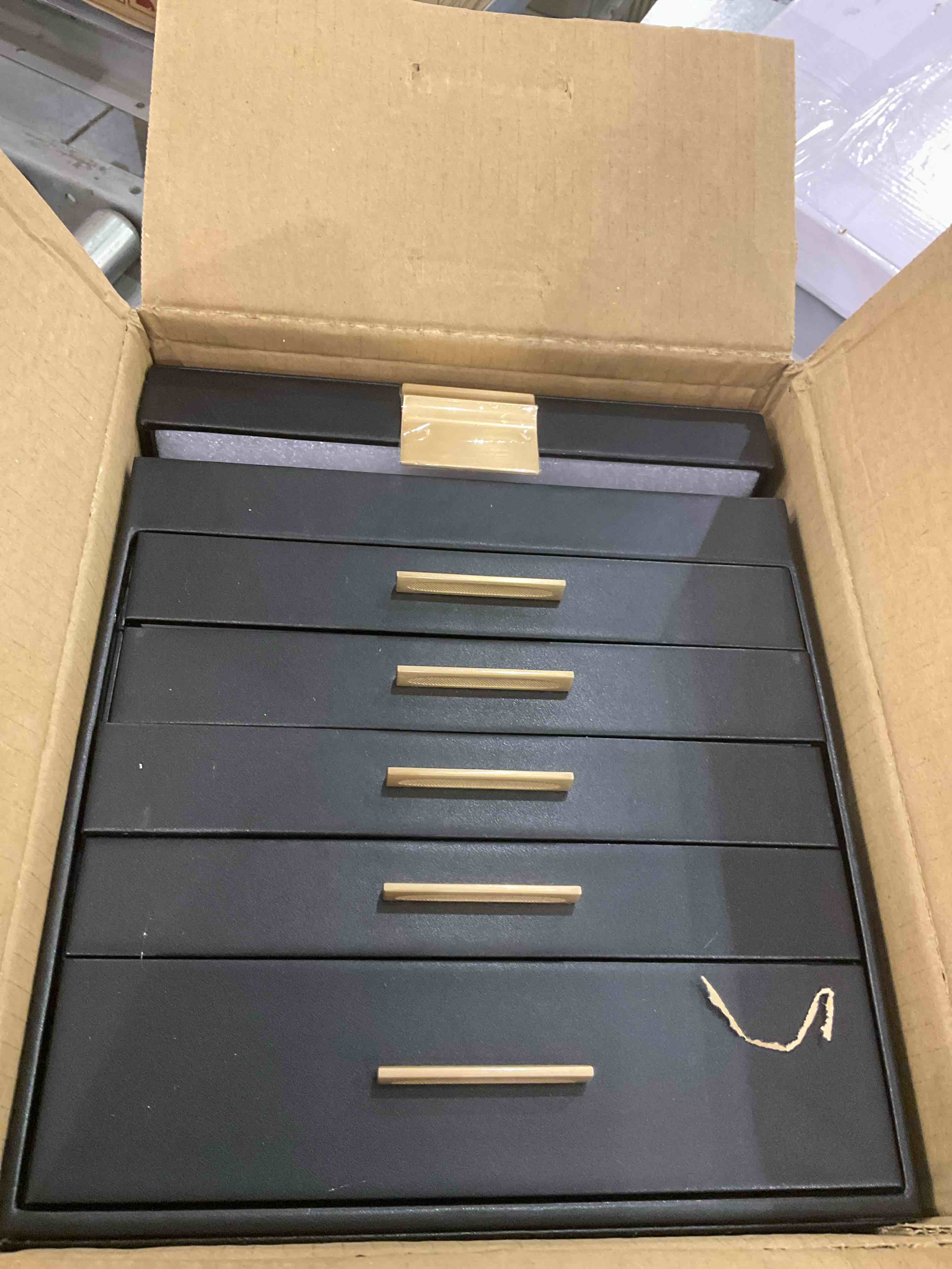 https://s3.amazonaws.com/lotting-images-prod/BargainHunt/EXS01091463_1708624627652.jpeg