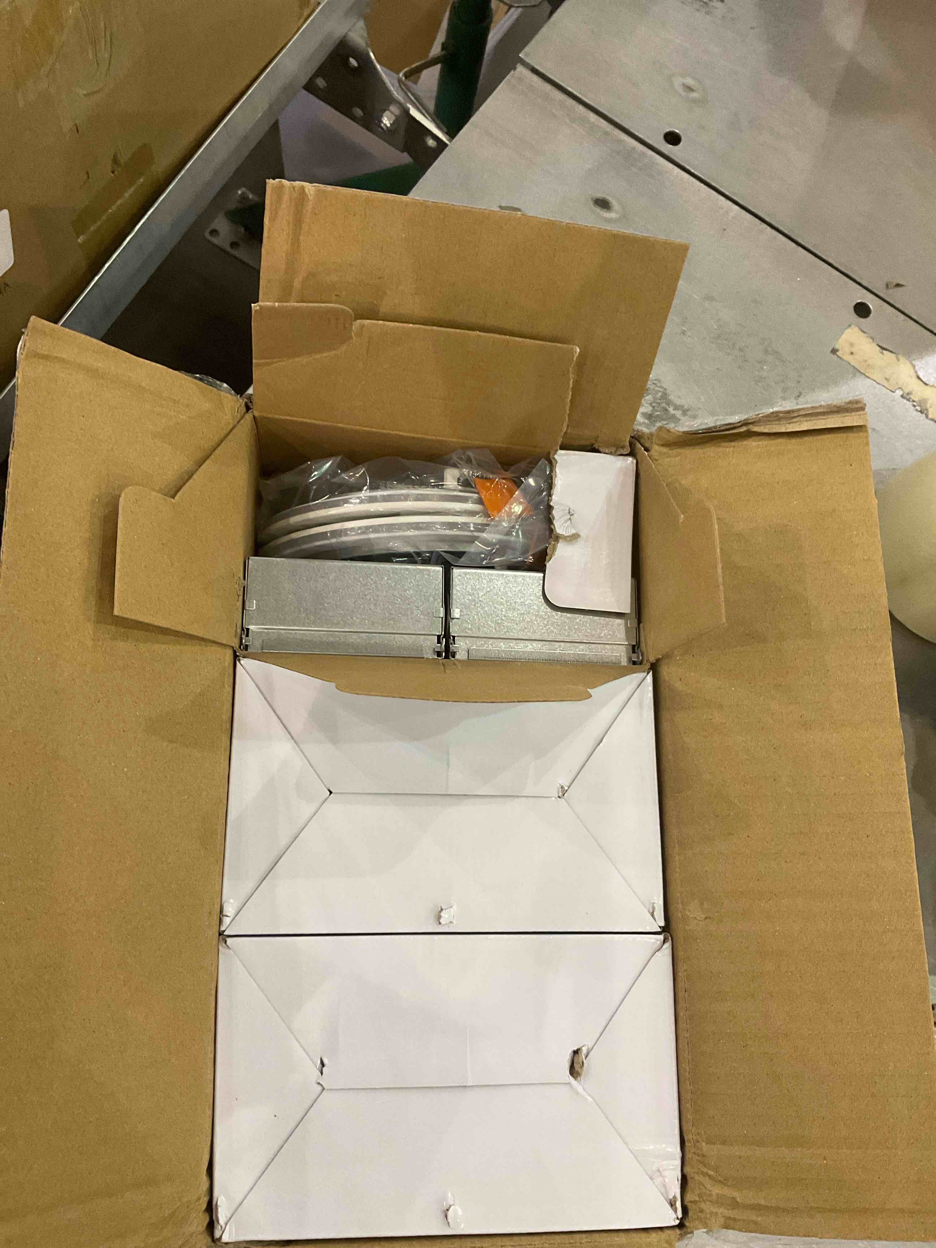 https://s3.amazonaws.com/lotting-images-prod/BargainHunt/EXS01091471_1708625292817.jpeg