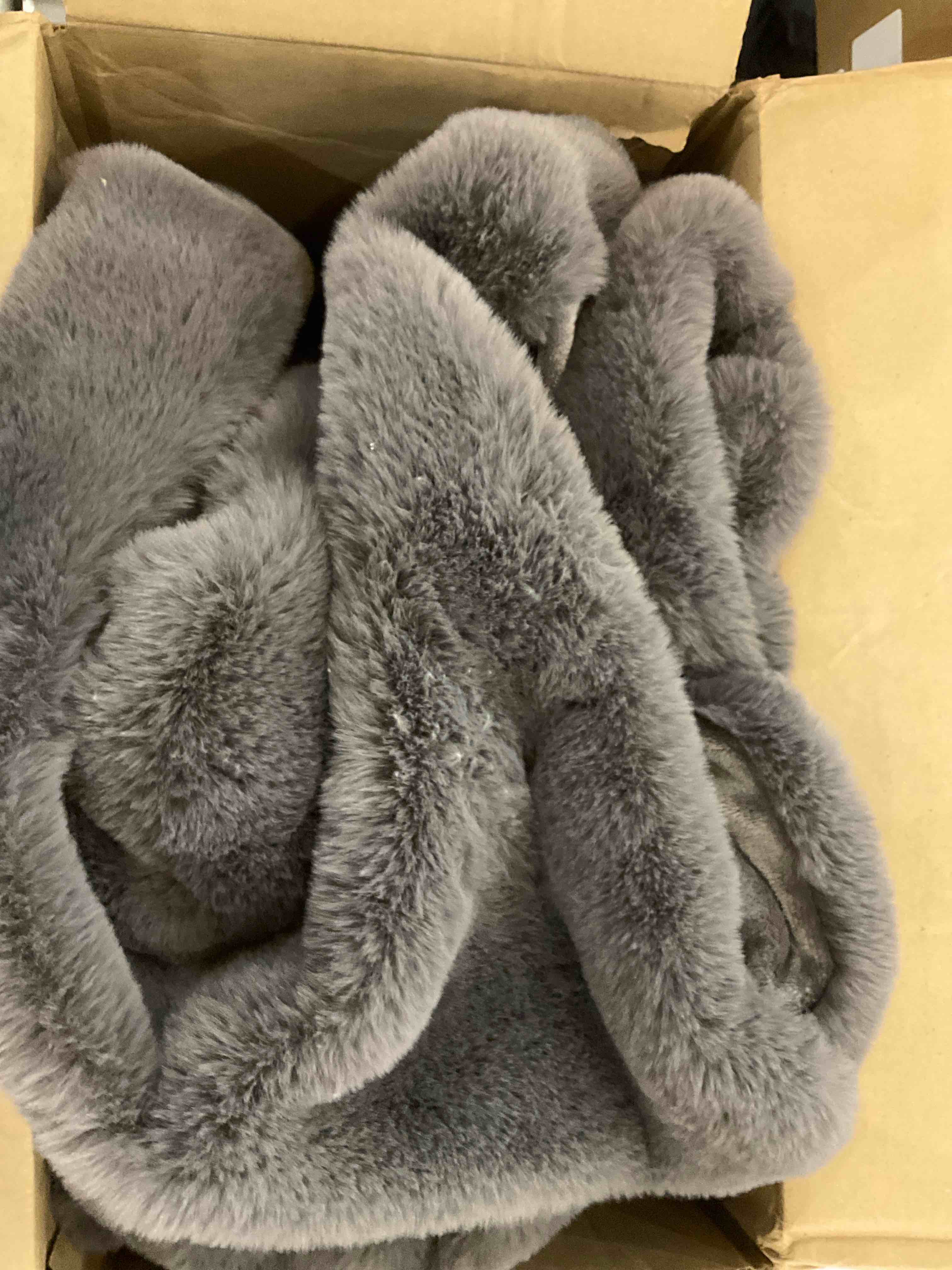 https://s3.amazonaws.com/lotting-images-prod/BargainHunt/EXS01091669_1708020437215.jpeg
