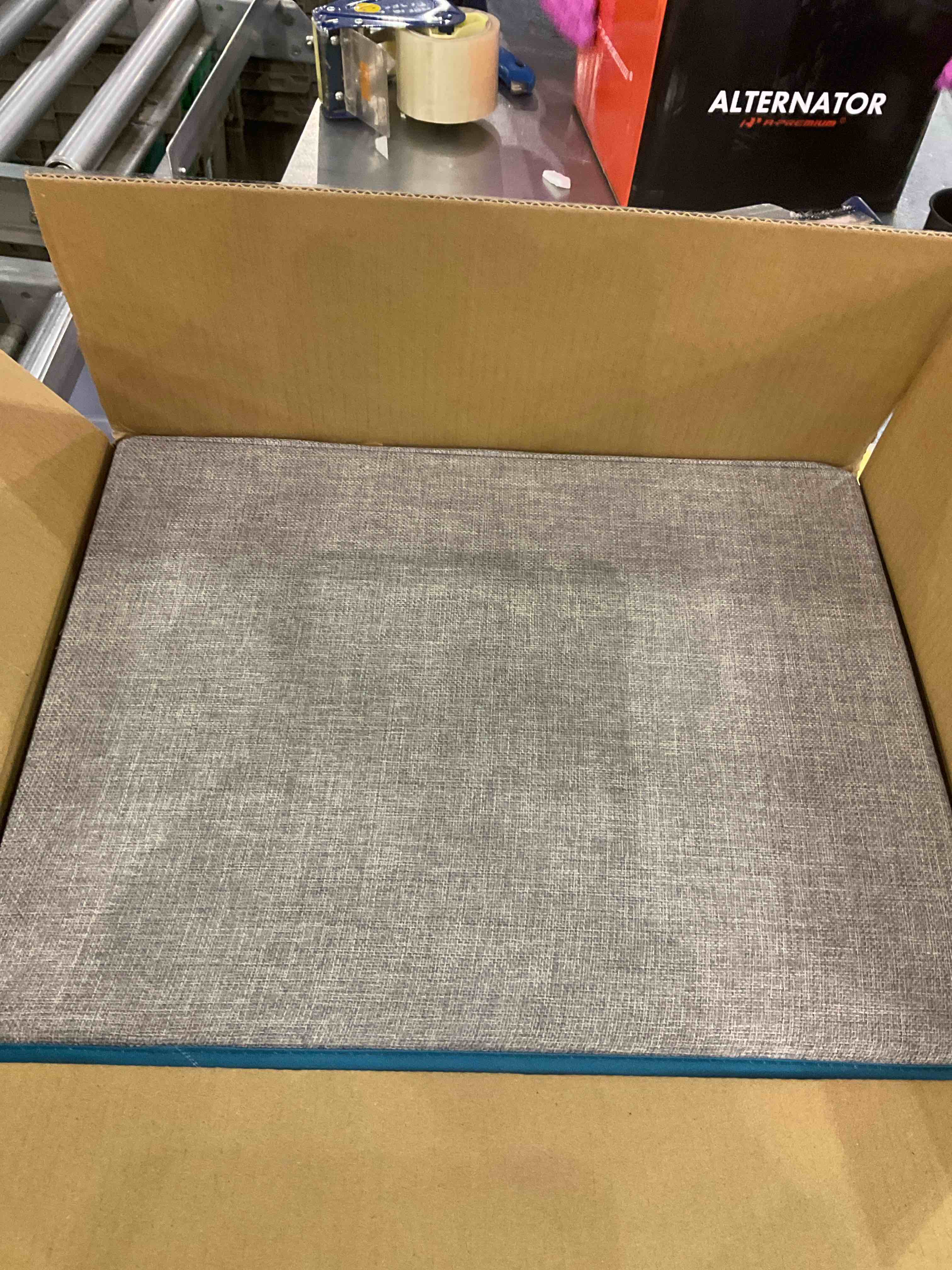 https://s3.amazonaws.com/lotting-images-prod/BargainHunt/EXS01093667_1708950504845.jpeg