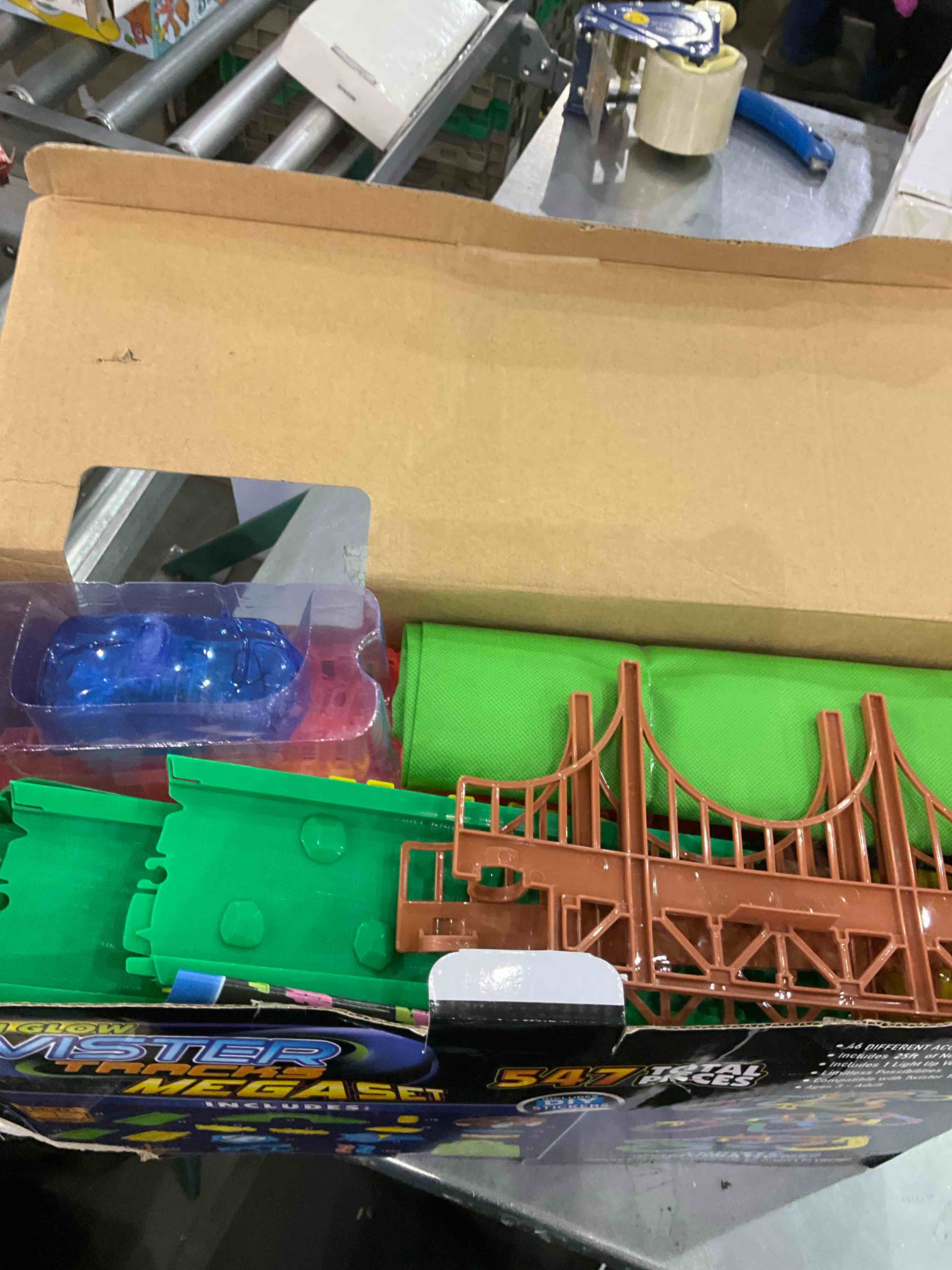 https://s3.amazonaws.com/lotting-images-prod/BargainHunt/EXS01093847_1709038490390.jpeg