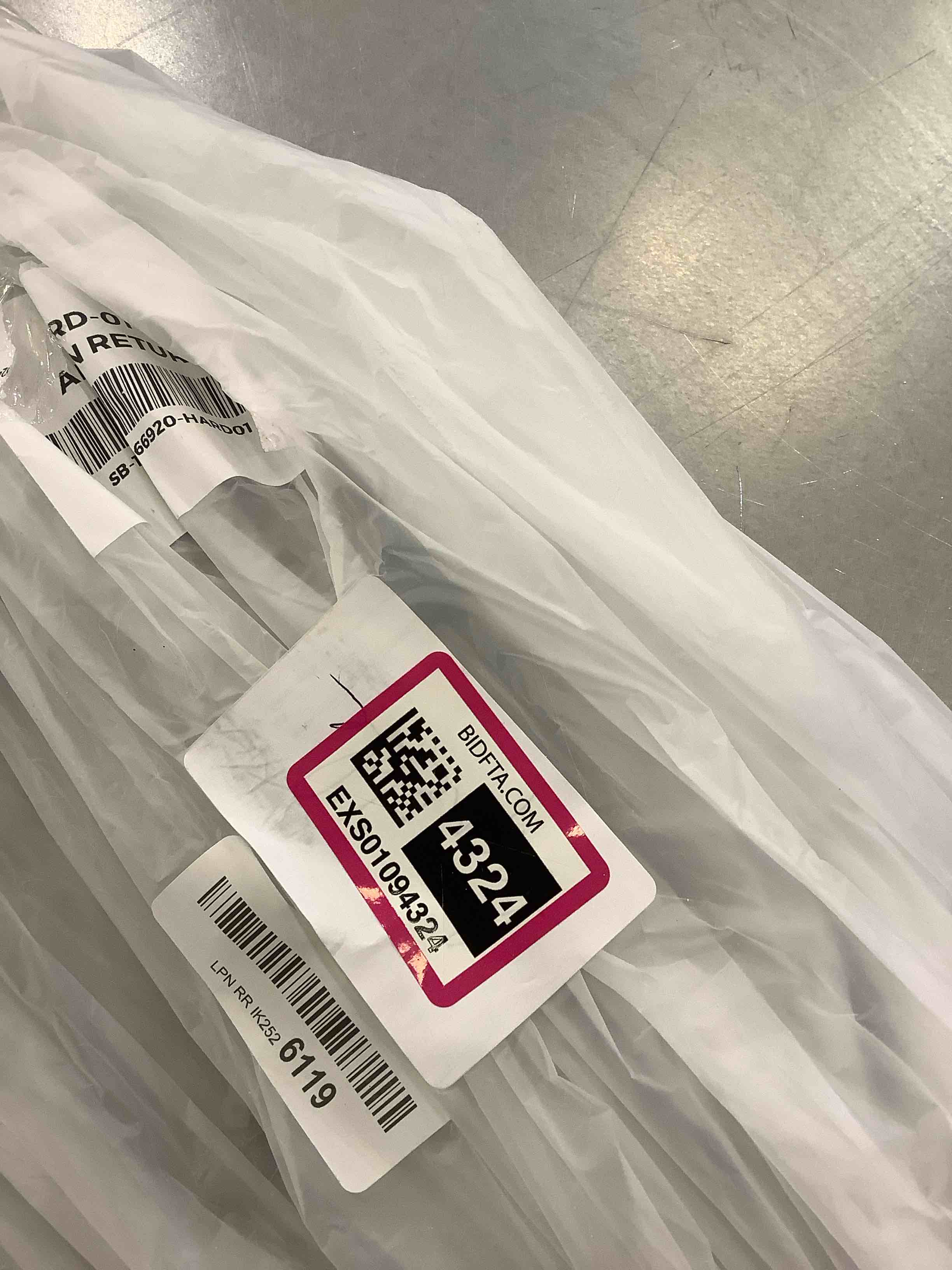 https://s3.amazonaws.com/lotting-images-prod/BargainHunt/EXS01094324_1708964159193.jpeg