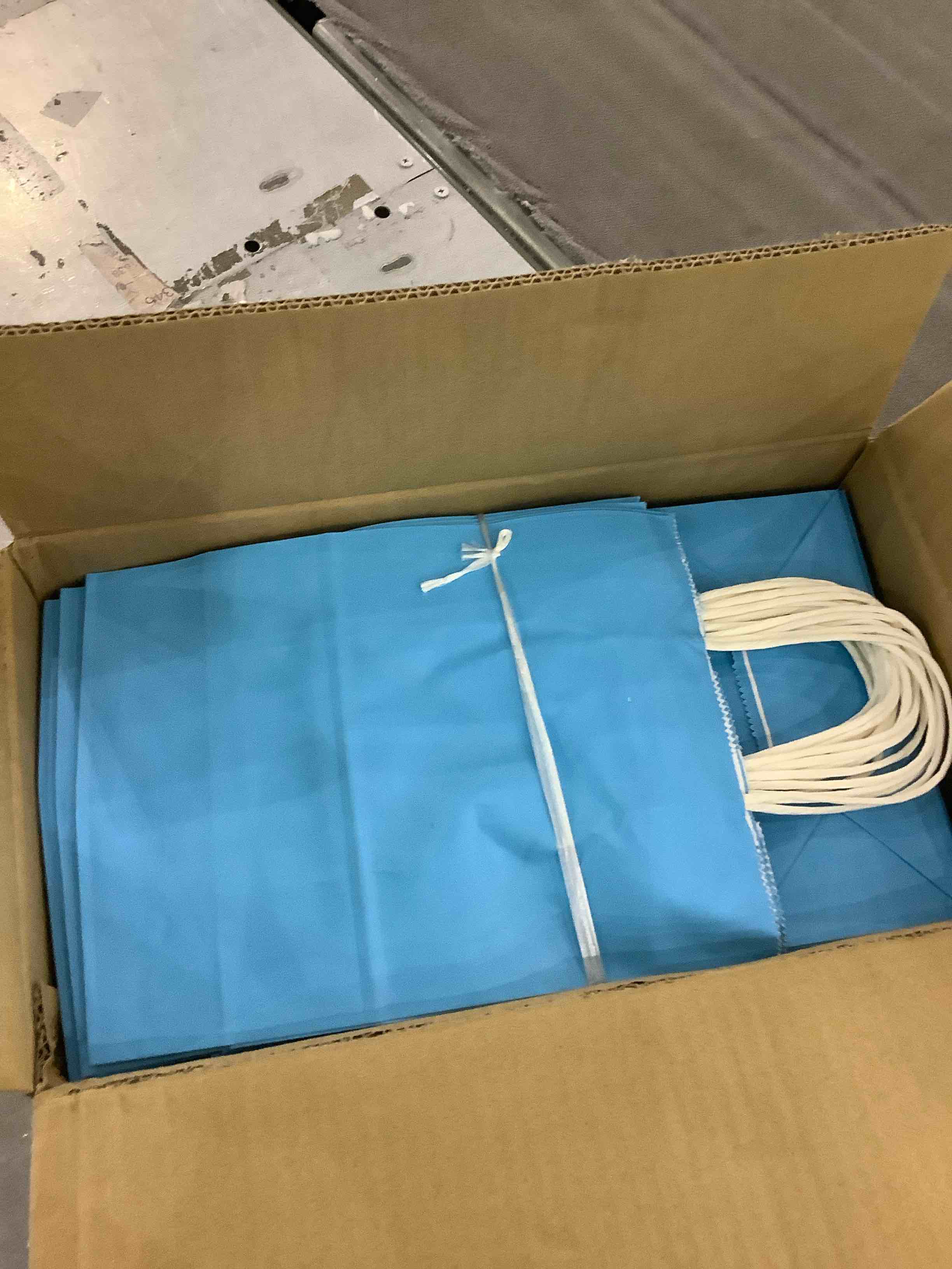 https://s3.amazonaws.com/lotting-images-prod/BargainHunt/EXS01094383_1709039249193.jpeg