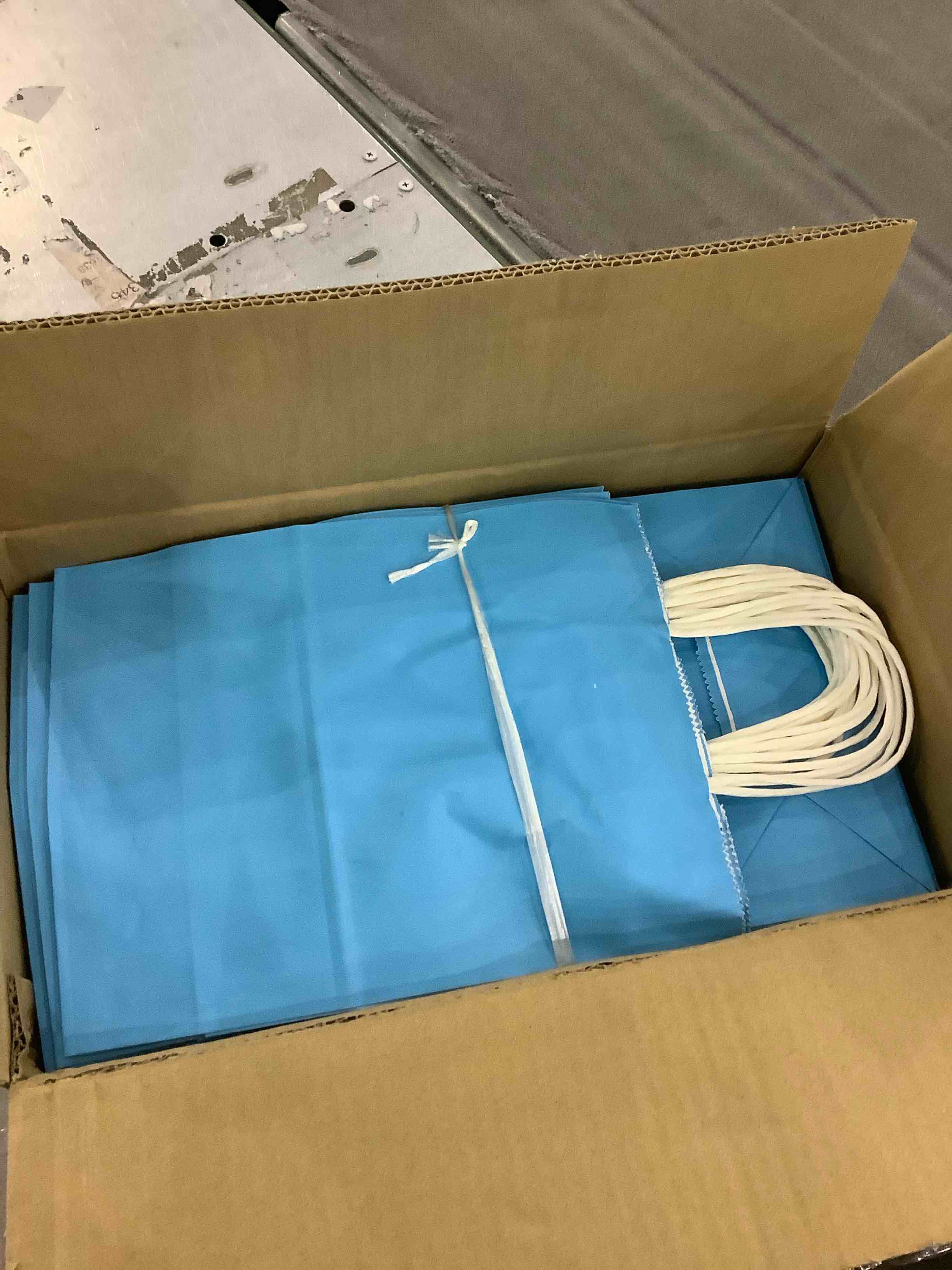 https://s3.amazonaws.com/lotting-images-prod/BargainHunt/EXS01094383_1709039250078.jpeg