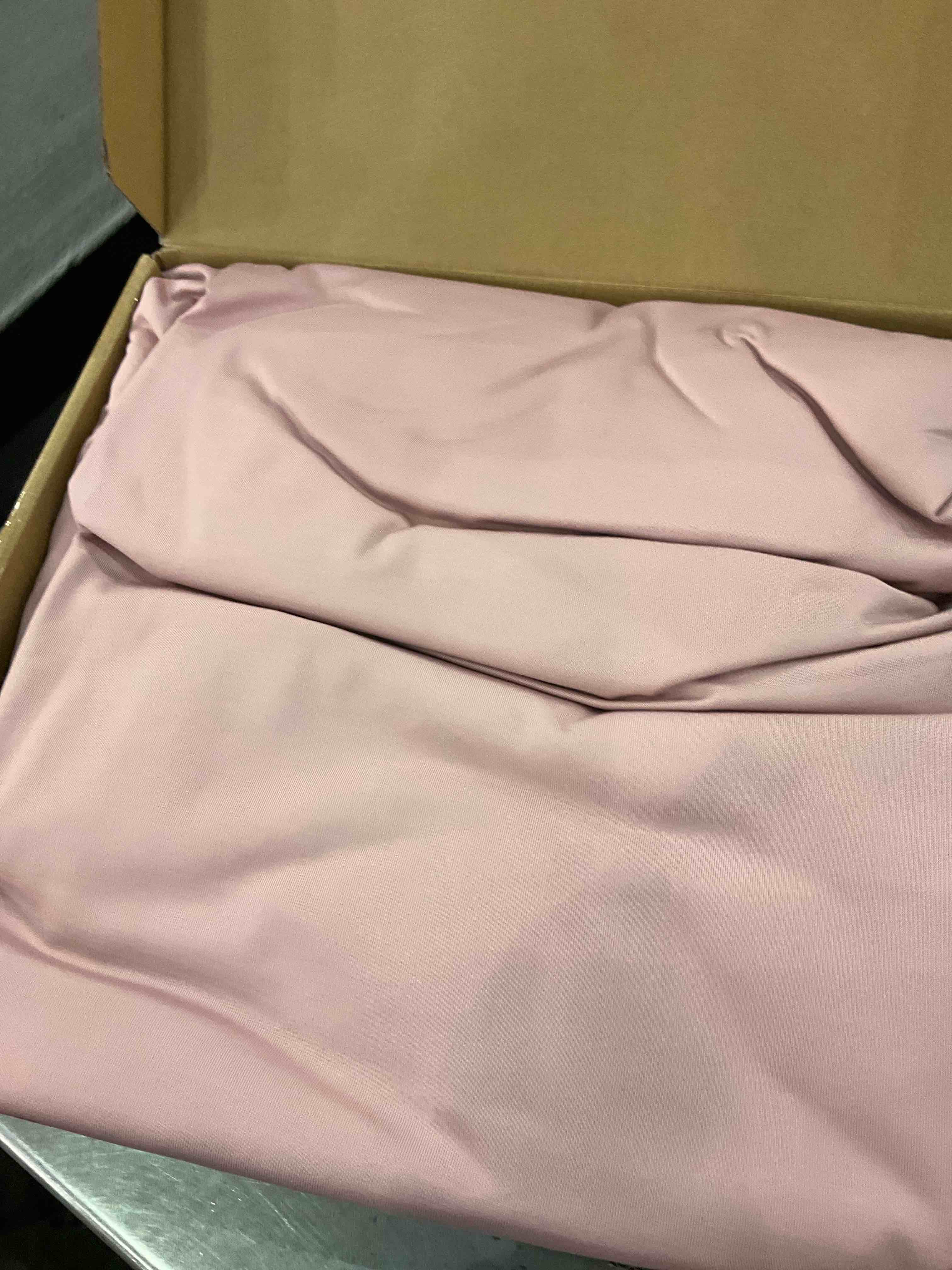https://s3.amazonaws.com/lotting-images-prod/BargainHunt/EXS01095954_1708951193898.jpeg