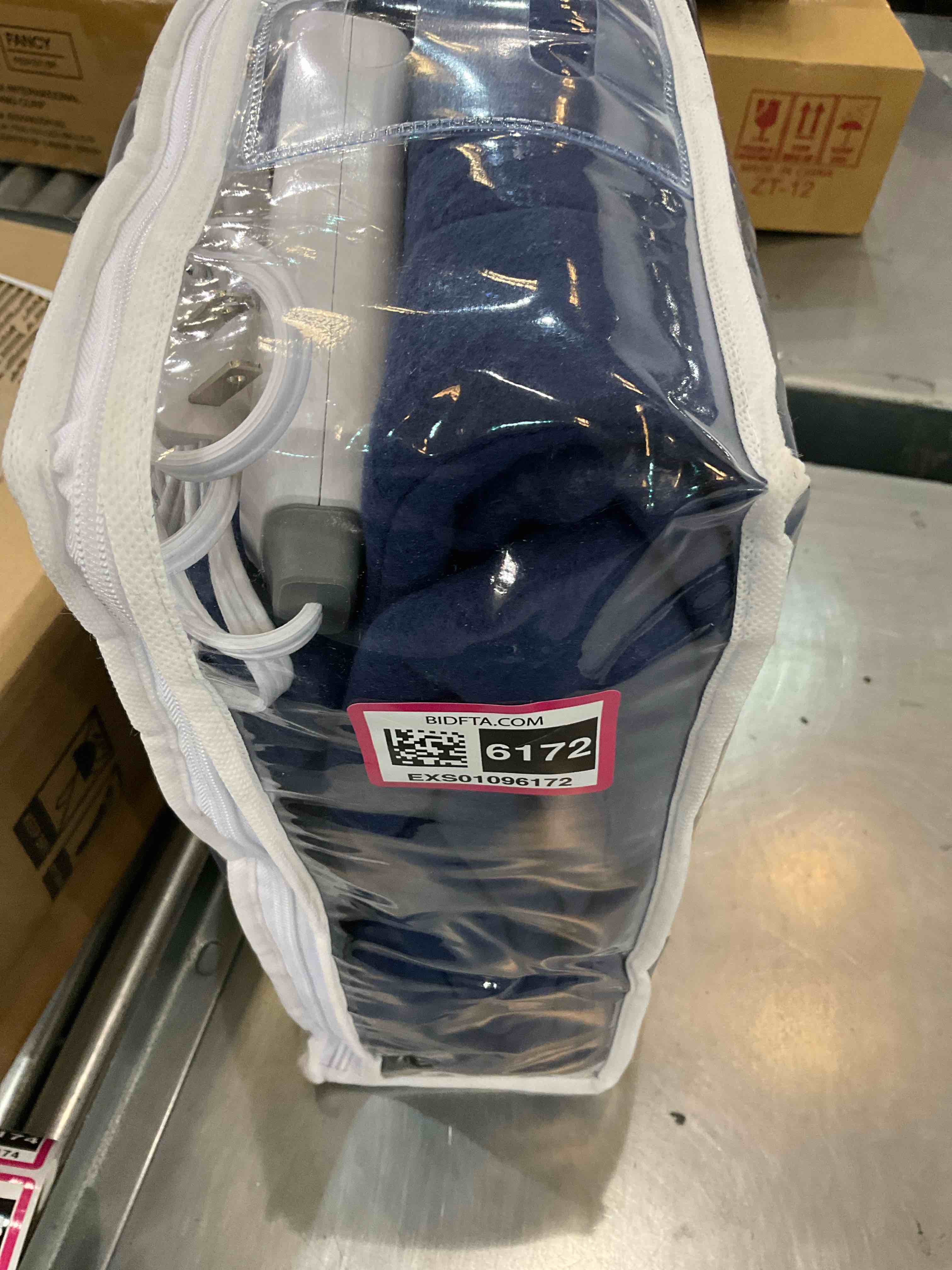 https://s3.amazonaws.com/lotting-images-prod/BargainHunt/EXS01096172_1708020215007.jpeg