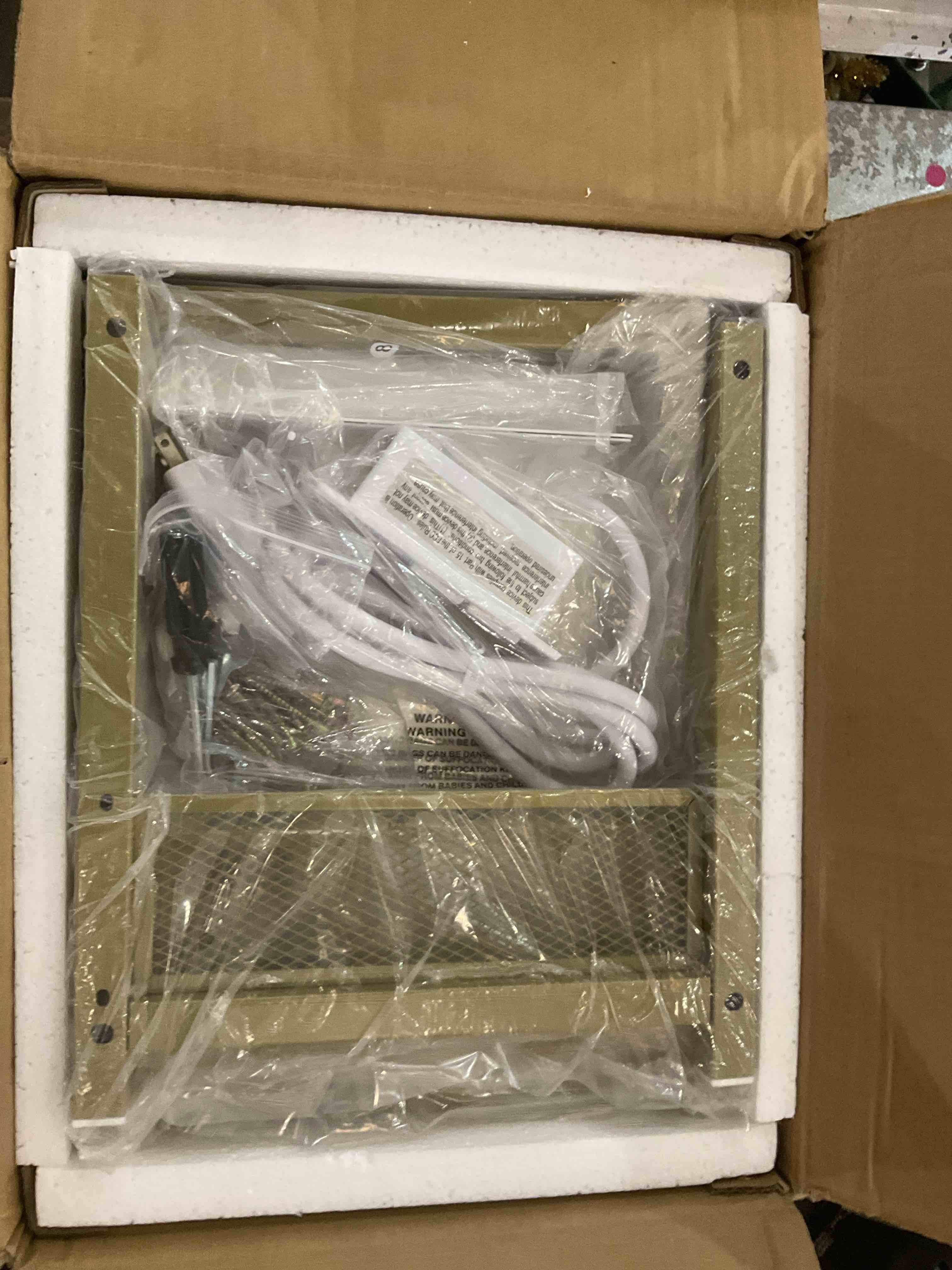 https://s3.amazonaws.com/lotting-images-prod/BargainHunt/EXS01098276_1709064114307.jpeg