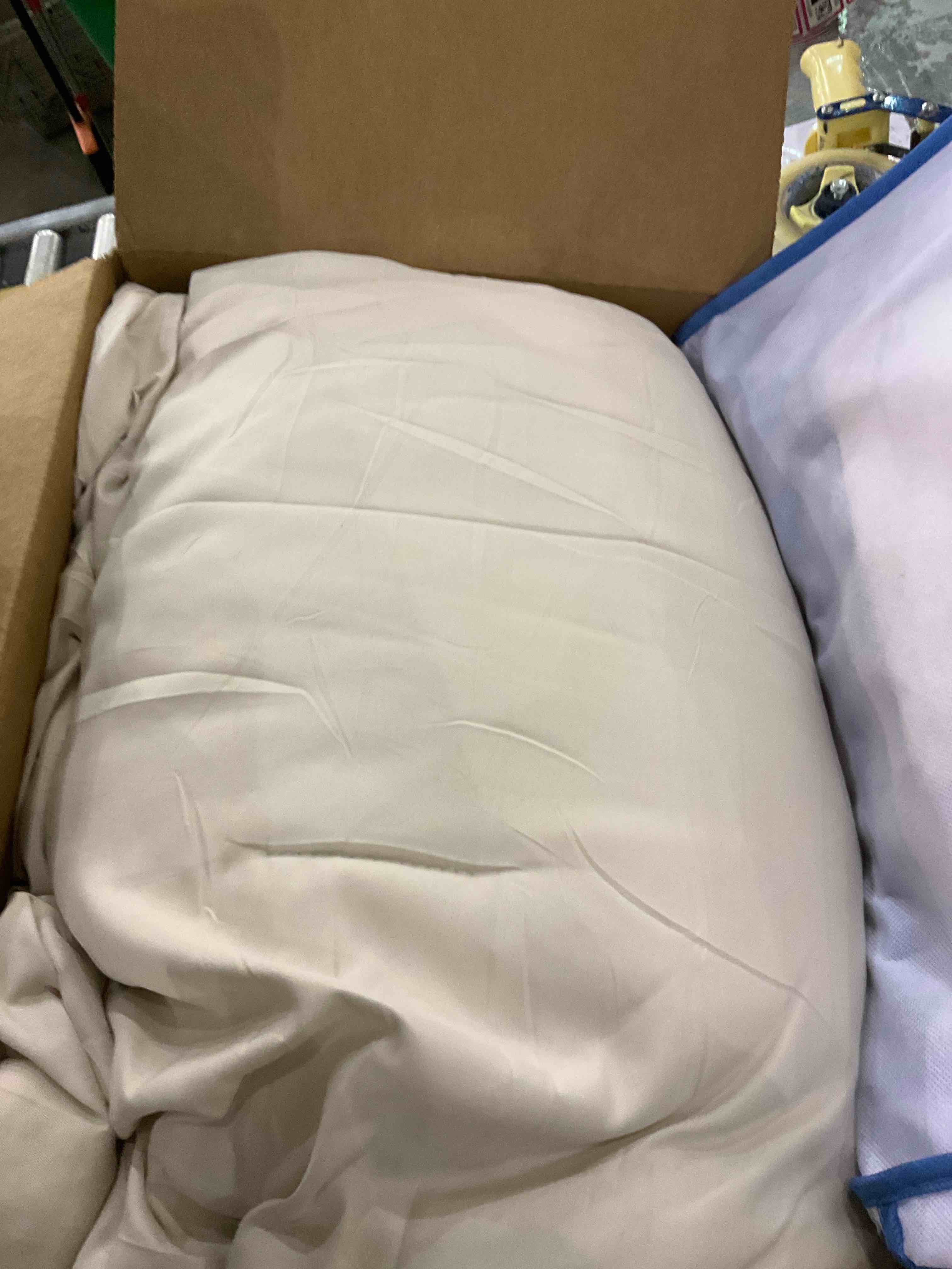 https://s3.amazonaws.com/lotting-images-prod/BargainHunt/EXS01098335_1709126118482.jpeg