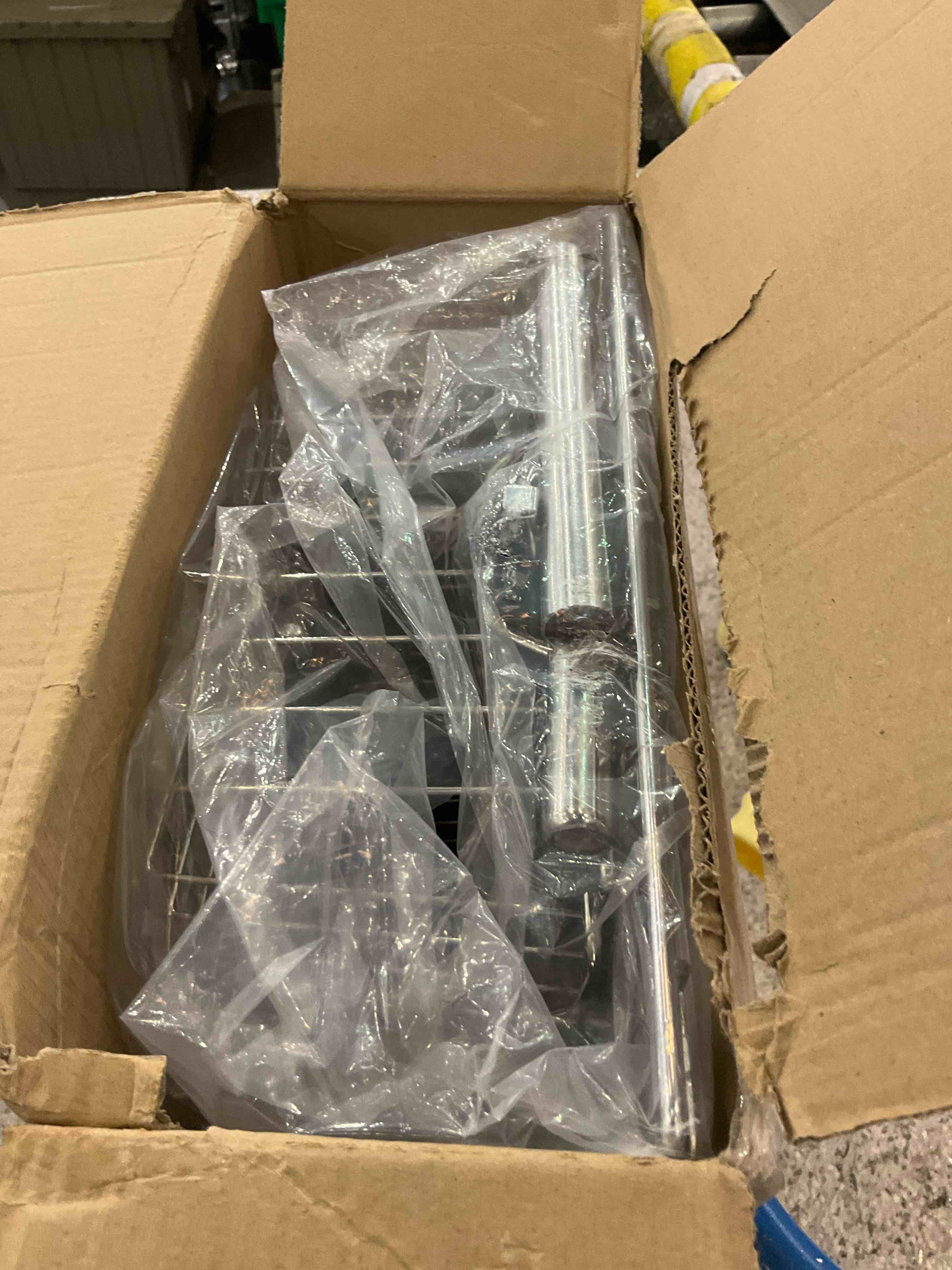 https://s3.amazonaws.com/lotting-images-prod/BargainHunt/EXS01098683_1716216453270.jpeg