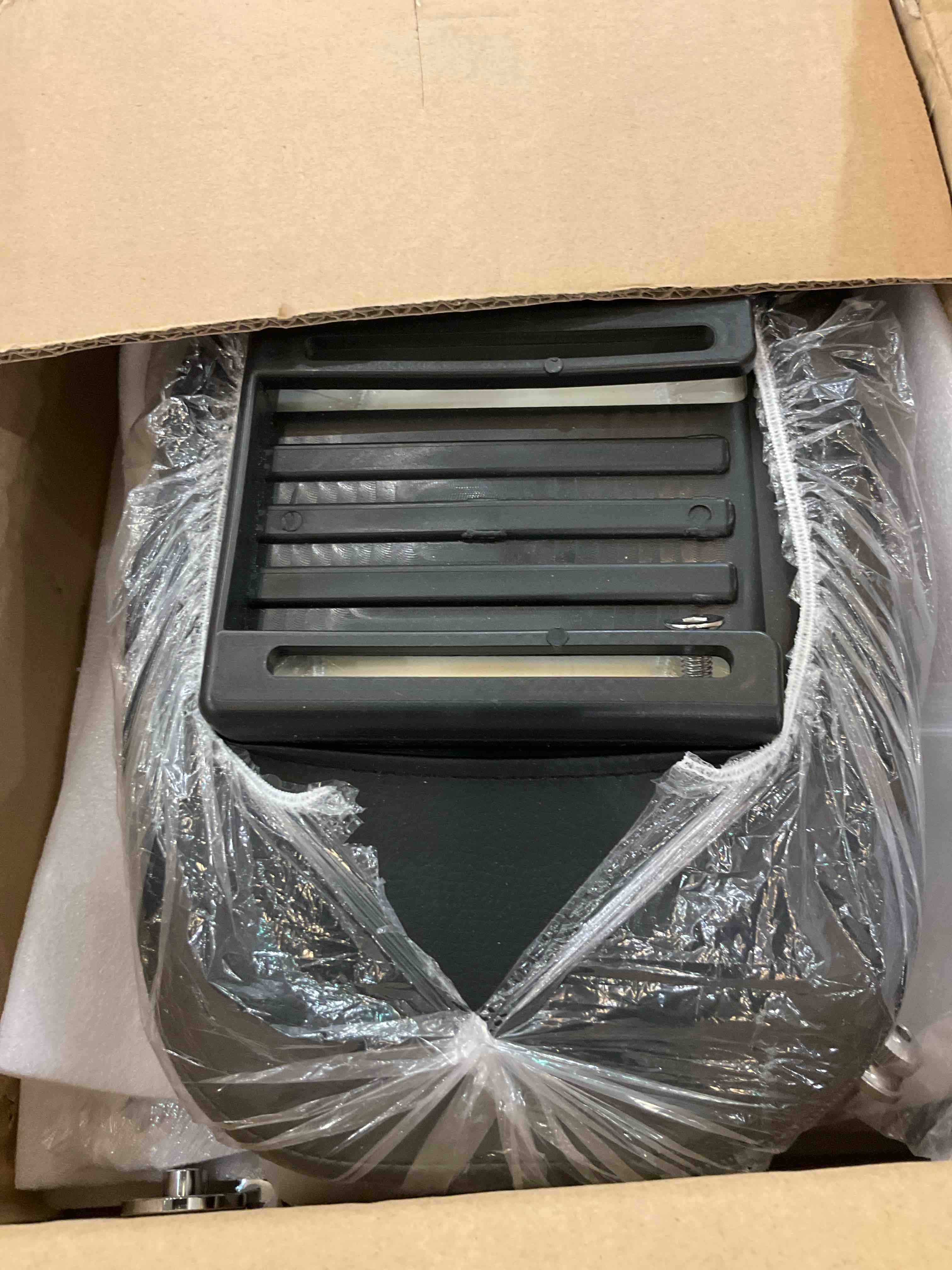 https://s3.amazonaws.com/lotting-images-prod/BargainHunt/EXS01098911_1716304990005.jpeg