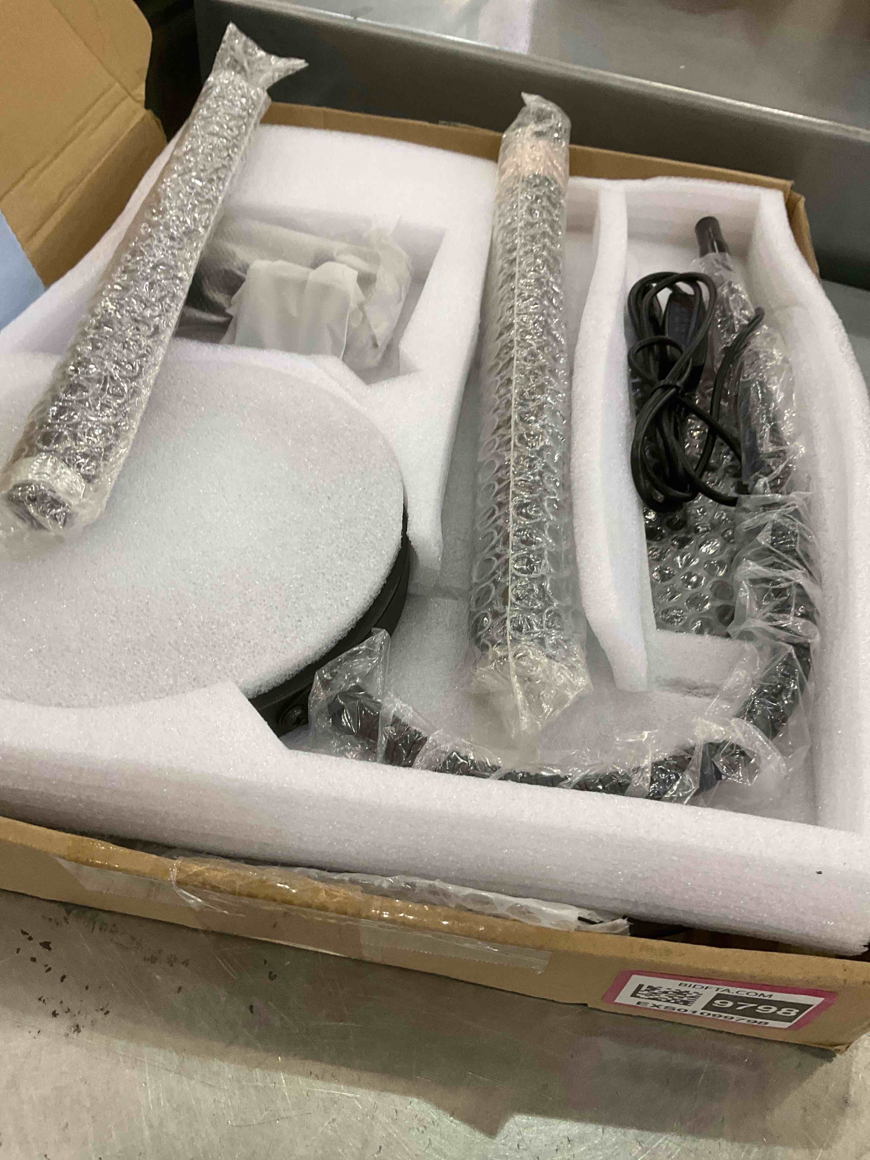 https://s3.amazonaws.com/lotting-images-prod/BargainHunt/EXS01099798_1708529148506.jpeg