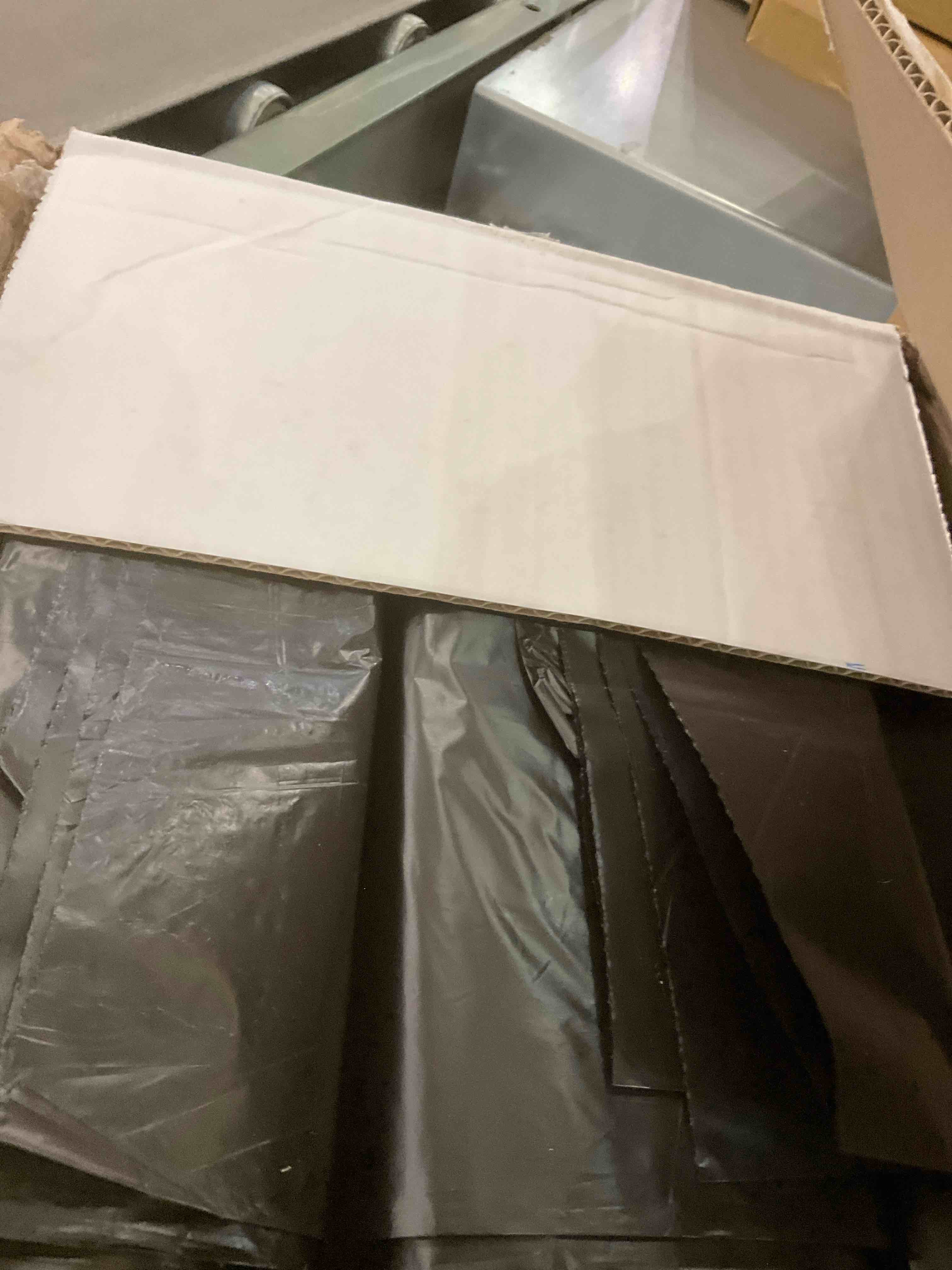 https://s3.amazonaws.com/lotting-images-prod/BargainHunt/EXS01099864_1708539480501.jpeg