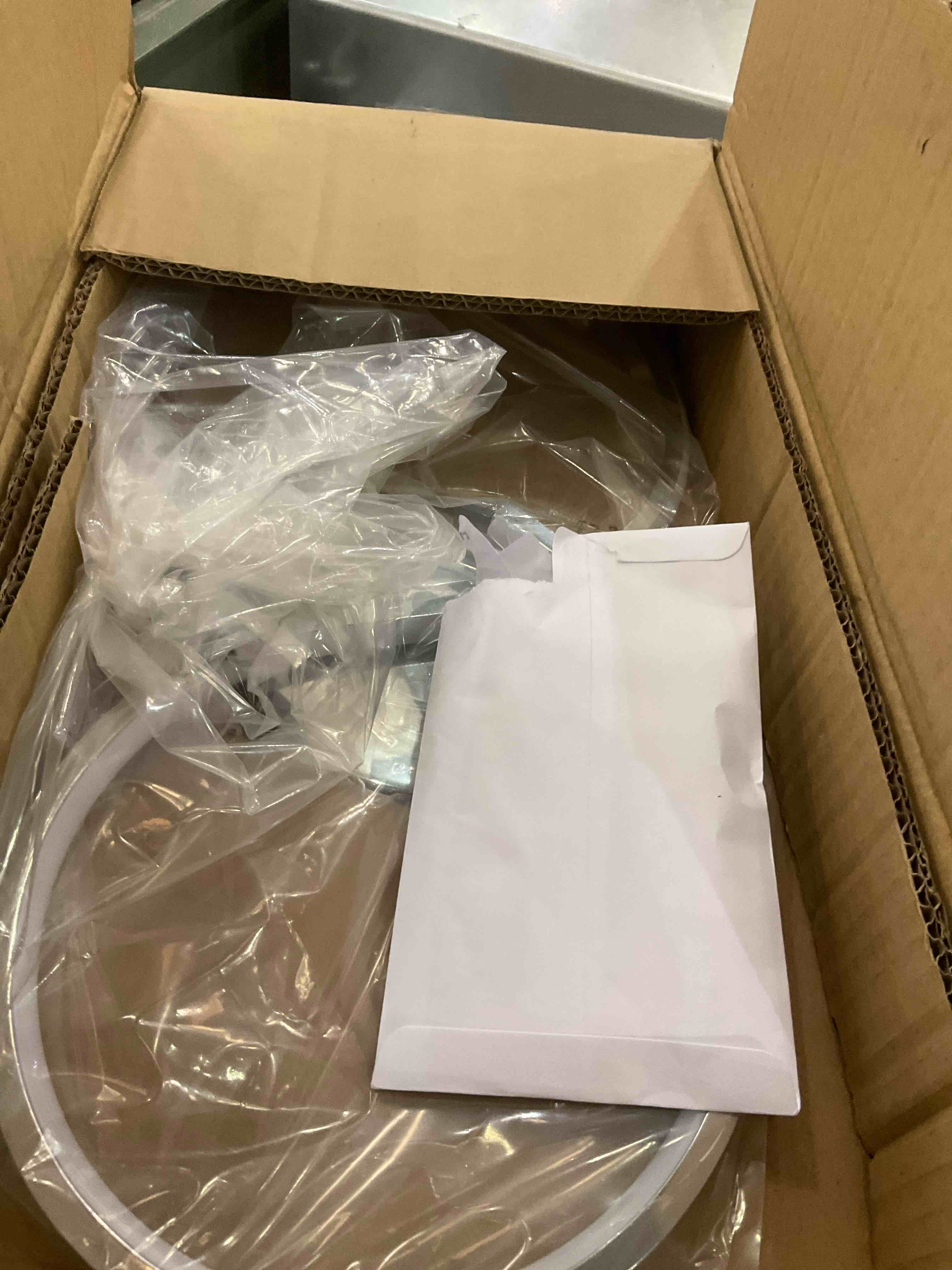https://s3.amazonaws.com/lotting-images-prod/BargainHunt/EXS01099894_1708544055218.jpeg