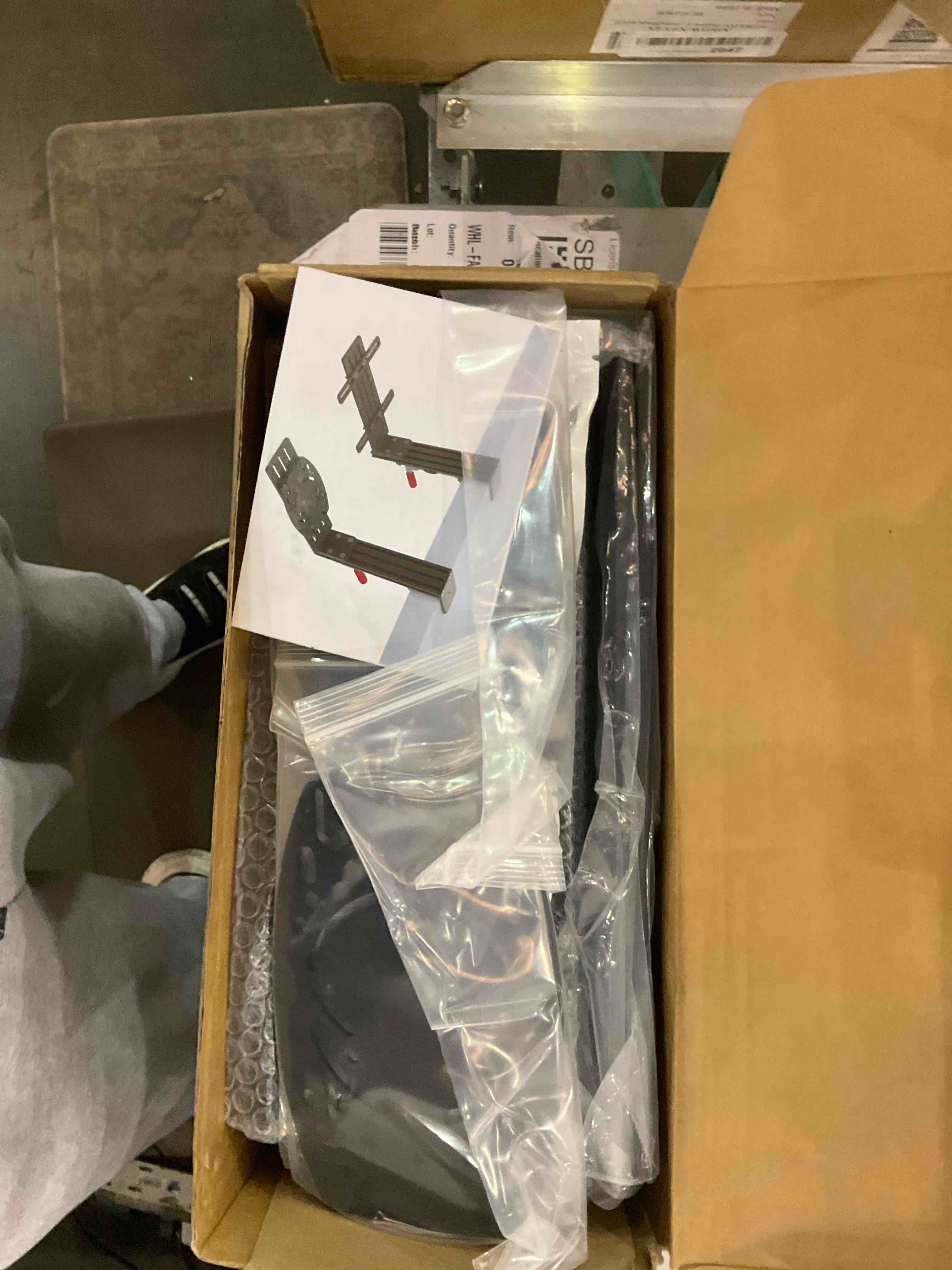 https://s3.amazonaws.com/lotting-images-prod/BargainHunt/EXS01100695_1708615427289.jpeg