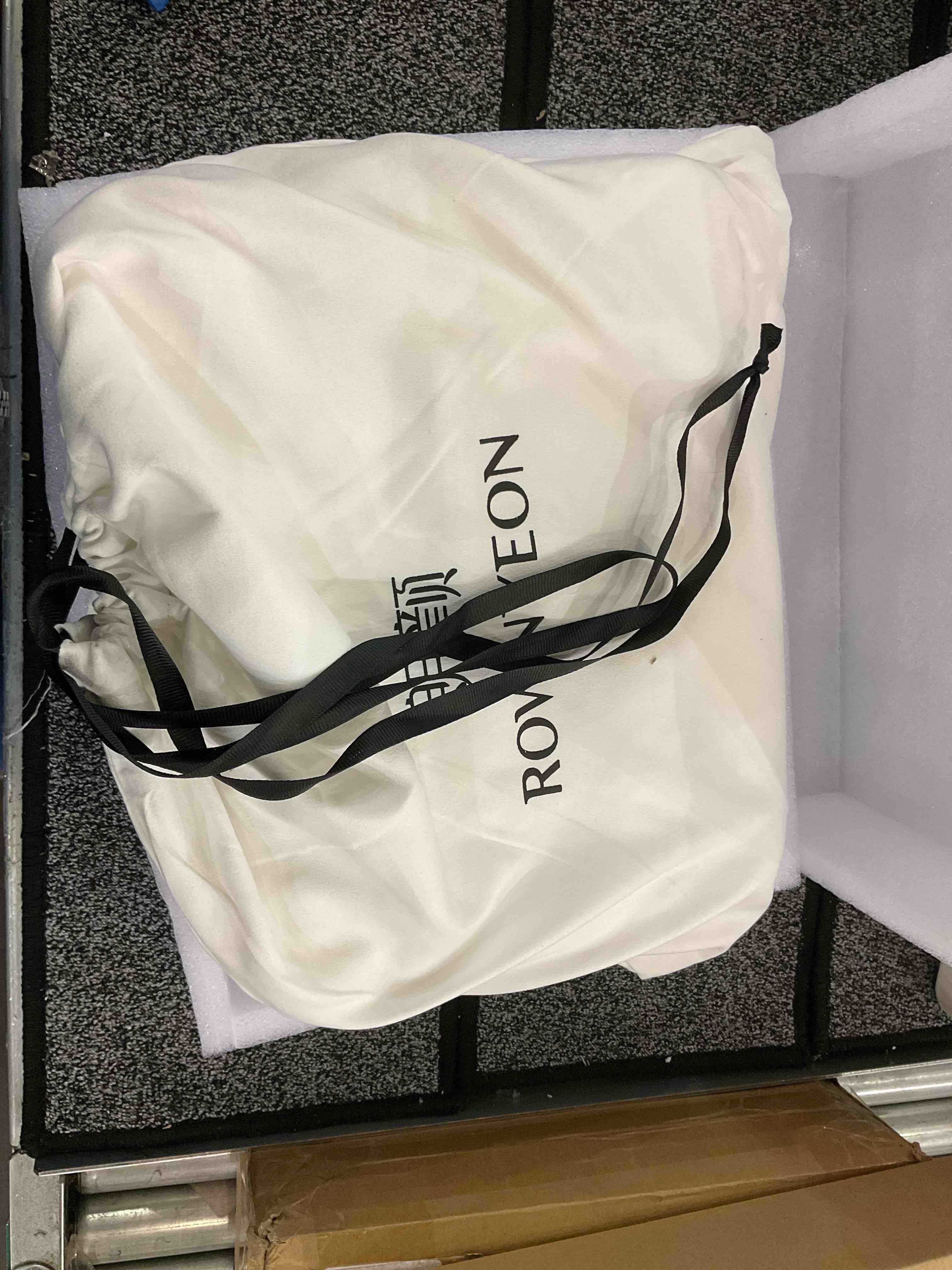 https://s3.amazonaws.com/lotting-images-prod/BargainHunt/EXS01101526_1706804772712.jpeg