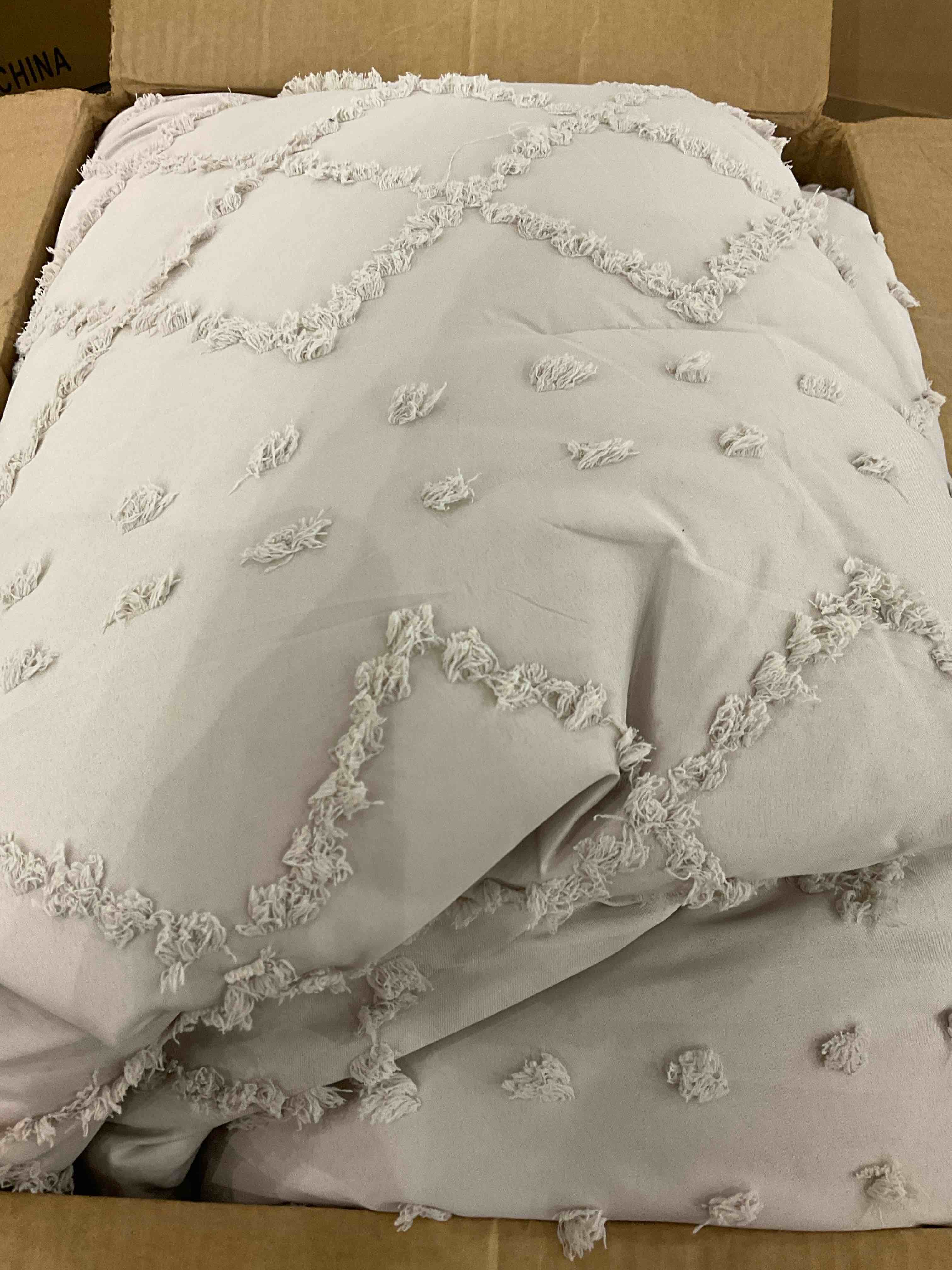 https://s3.amazonaws.com/lotting-images-prod/BargainHunt/EXS01102063_1706718562161.jpeg