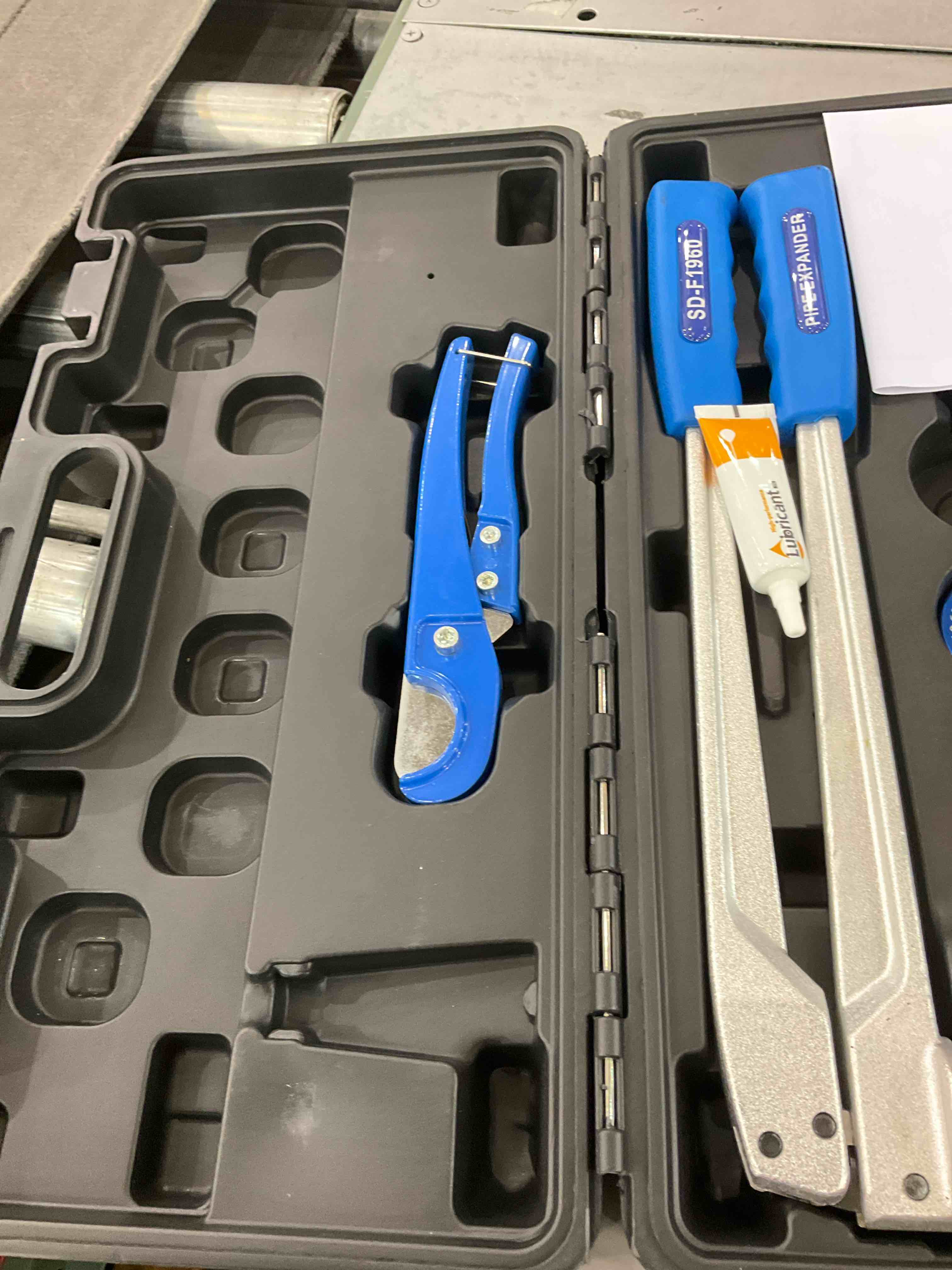 https://s3.amazonaws.com/lotting-images-prod/BargainHunt/EXS01102195_1706804498107.jpeg