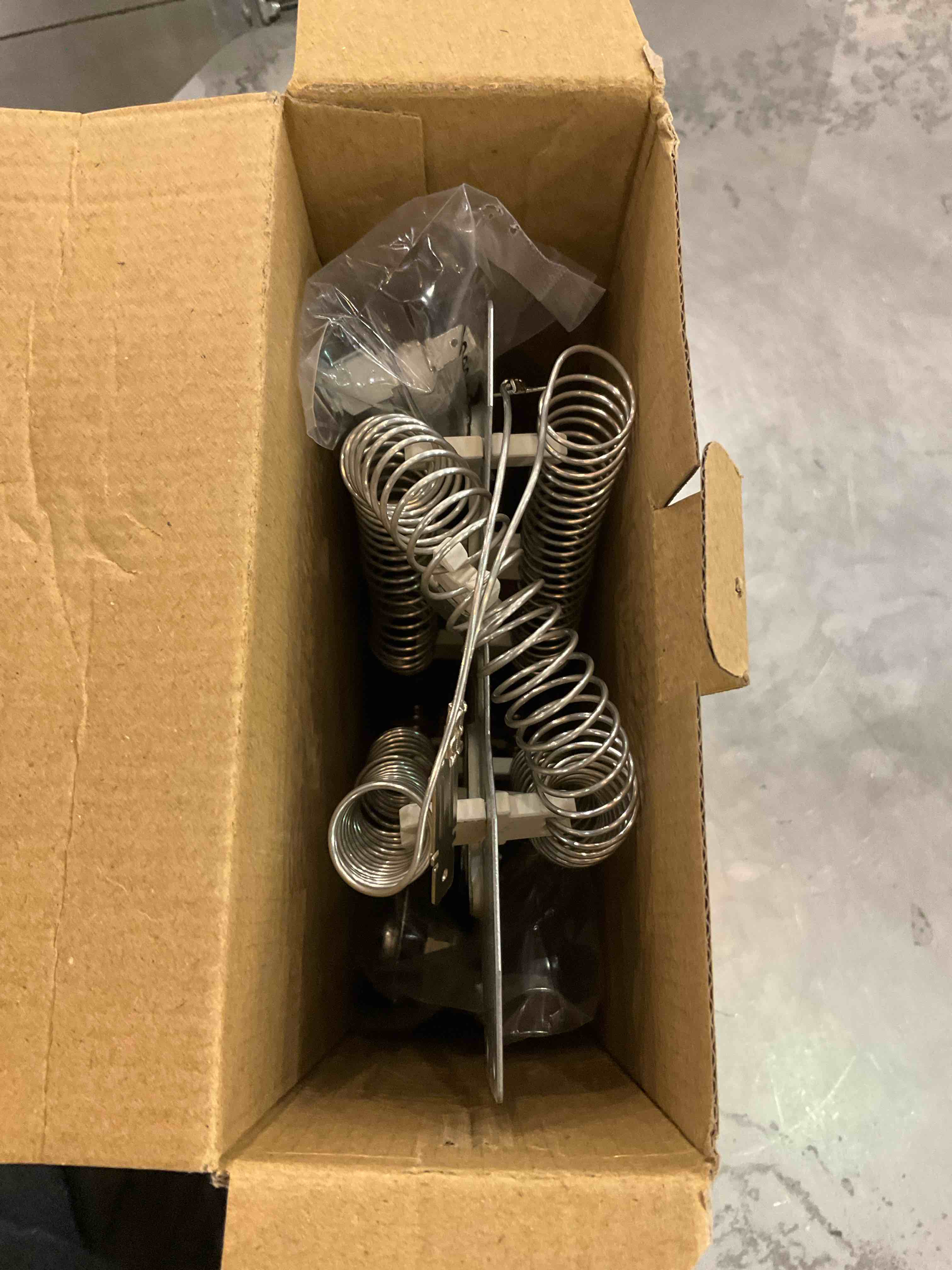 https://s3.amazonaws.com/lotting-images-prod/BargainHunt/EXS01105250_1707242747824.jpeg