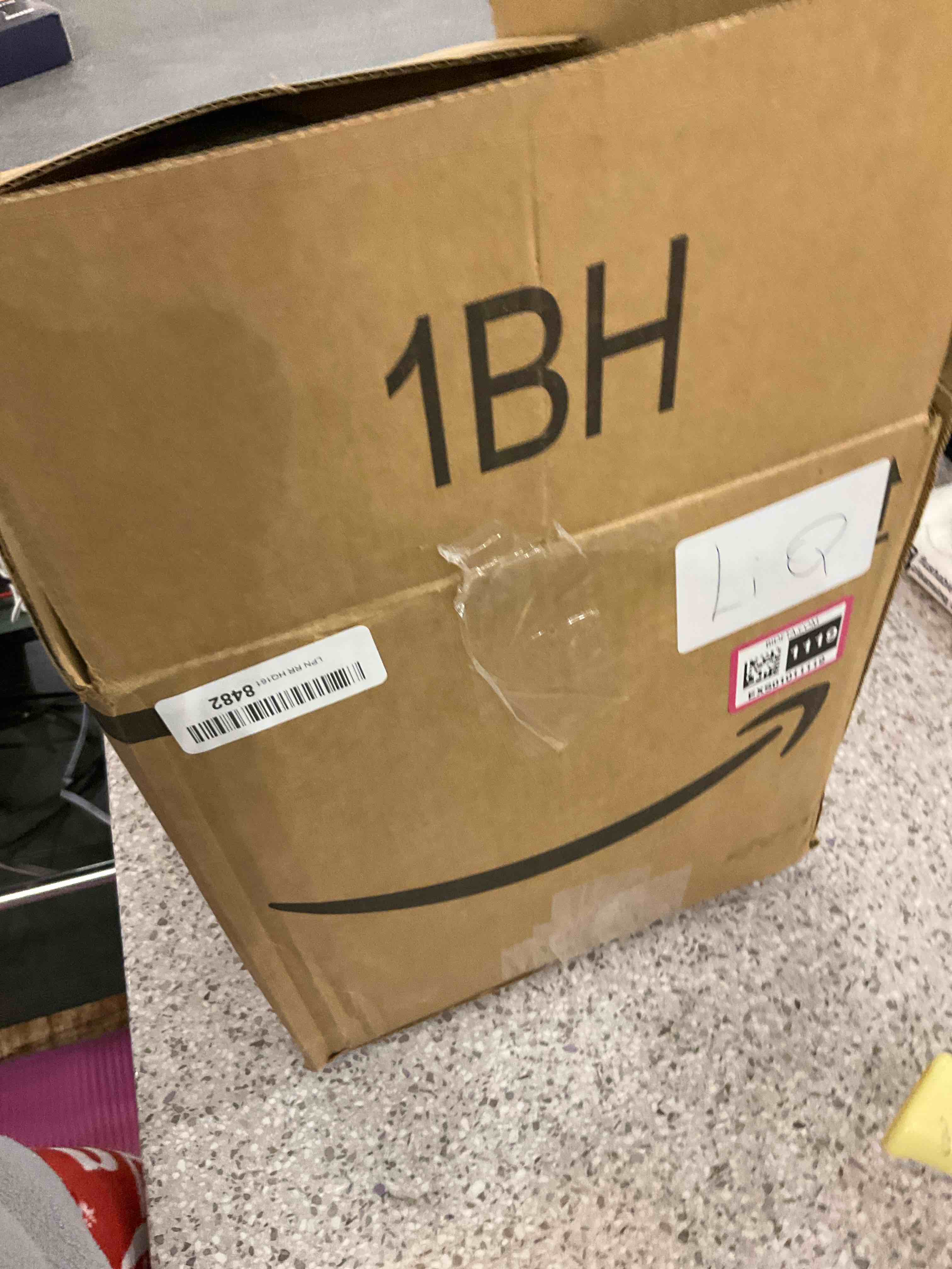 https://s3.amazonaws.com/lotting-images-prod/BargainHunt/EXS01106754_1708371980075.jpeg
