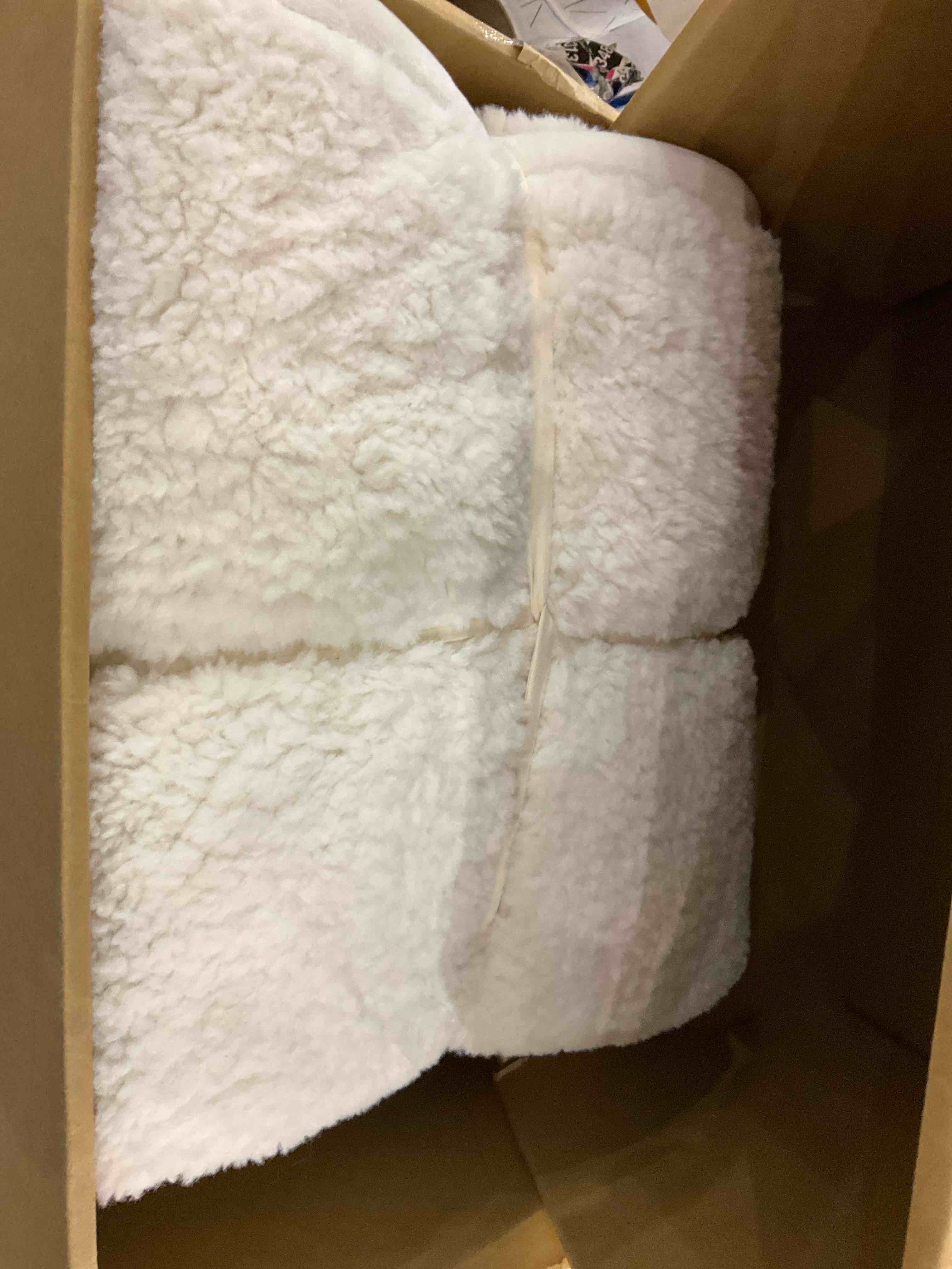 https://s3.amazonaws.com/lotting-images-prod/BargainHunt/EXS01107386_1707834678832.jpeg
