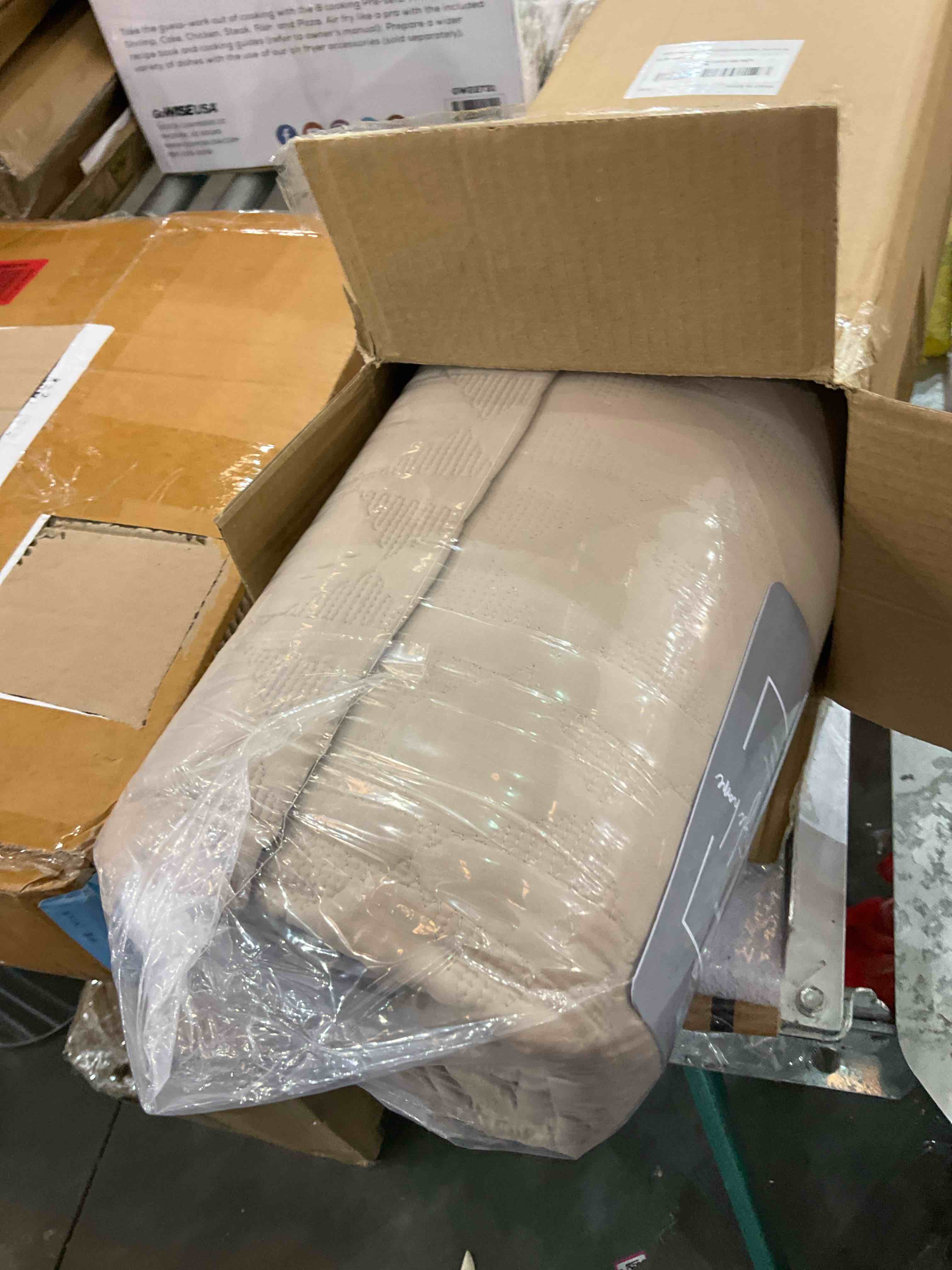https://s3.amazonaws.com/lotting-images-prod/BargainHunt/EXS01112271_1710771056994.jpeg
