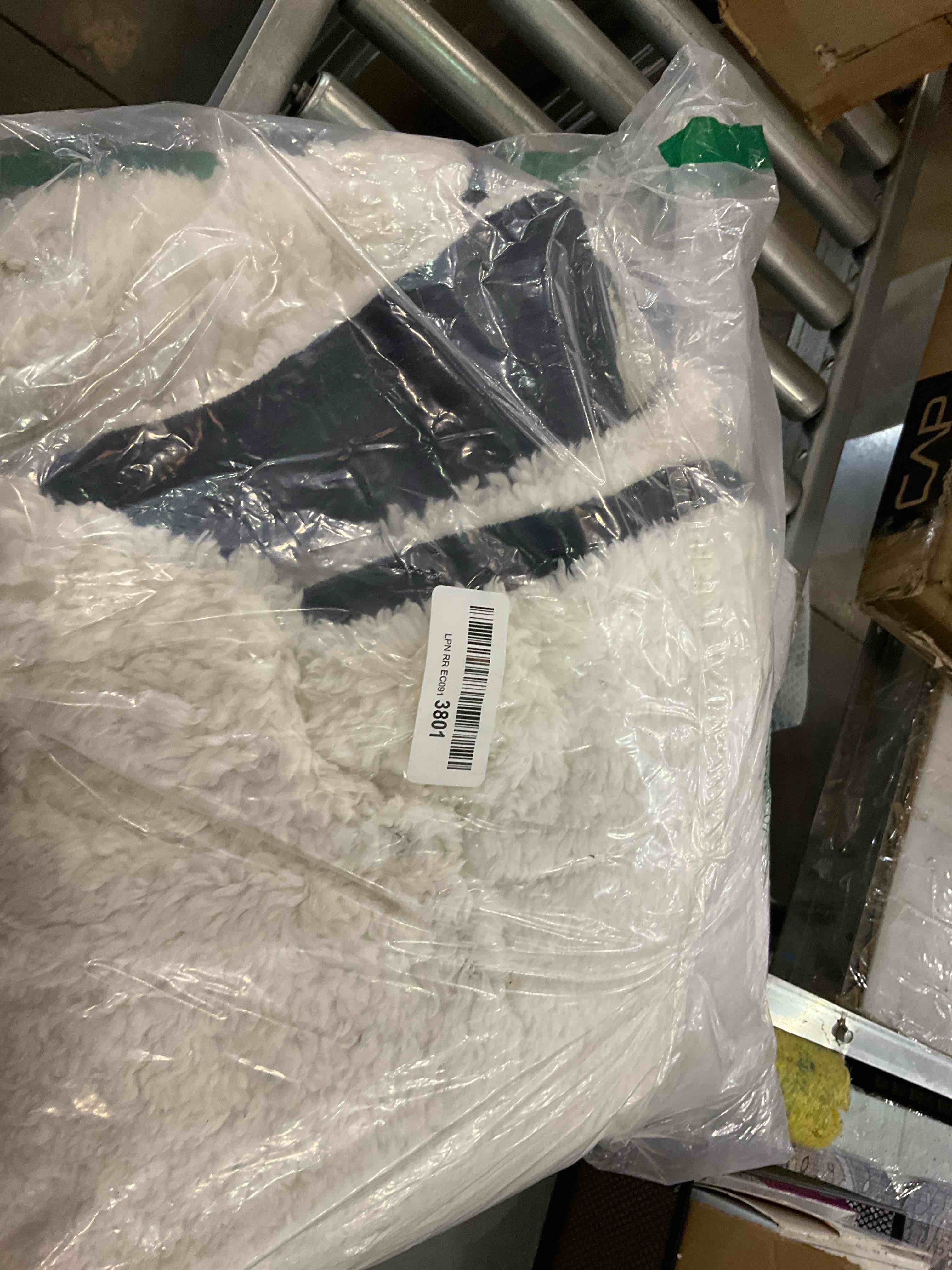 https://s3.amazonaws.com/lotting-images-prod/BargainHunt/EXS01112273_1710771241693.jpeg