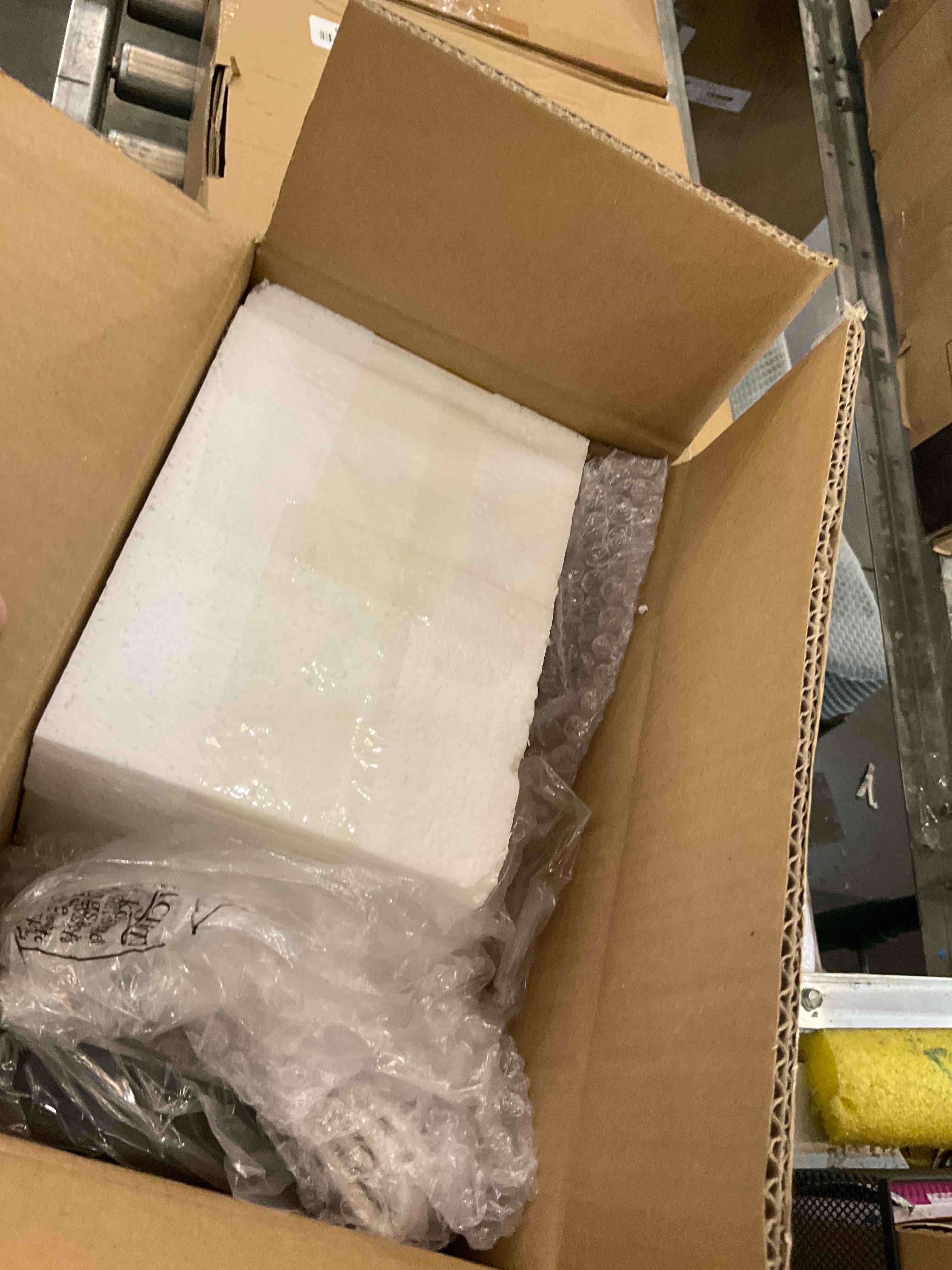 https://s3.amazonaws.com/lotting-images-prod/BargainHunt/EXS01112445_1710961307298.jpeg