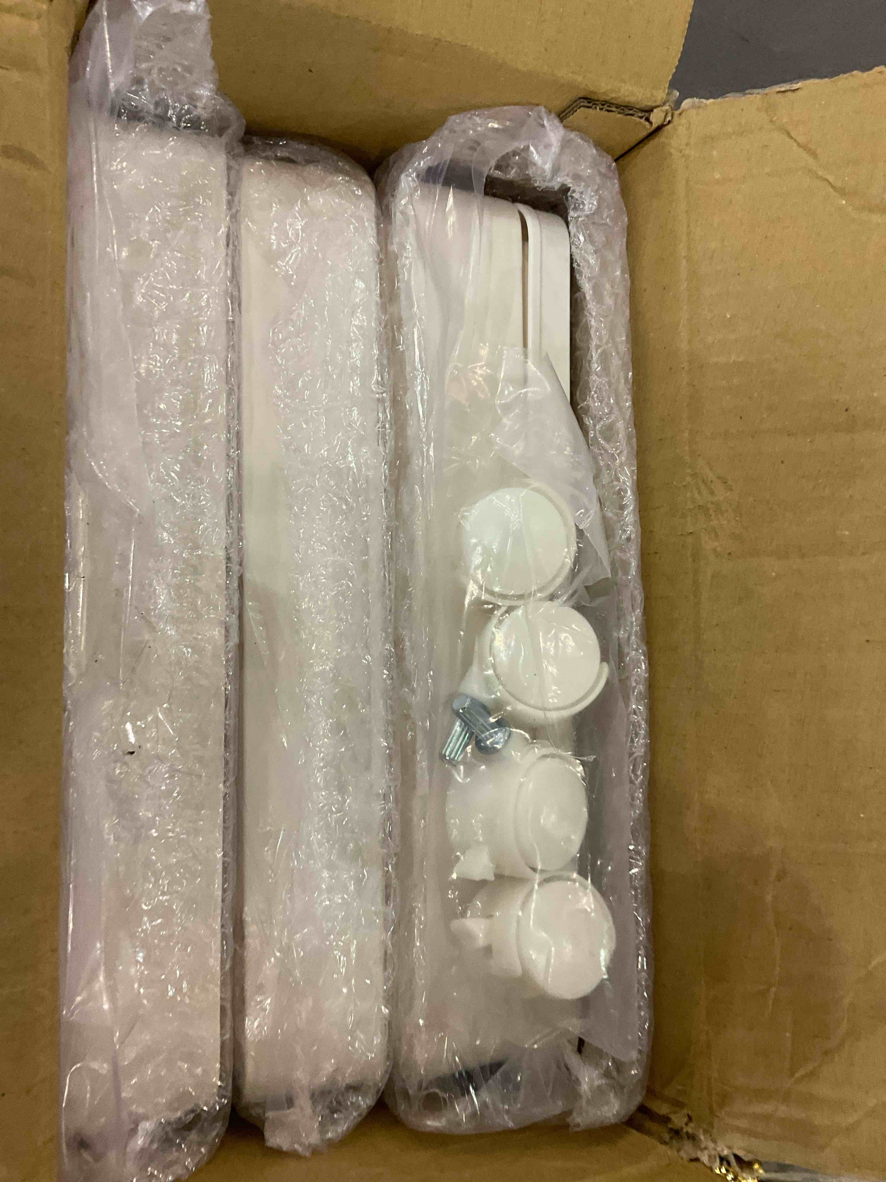 https://s3.amazonaws.com/lotting-images-prod/BargainHunt/EXS01113466_1706550050697.jpeg