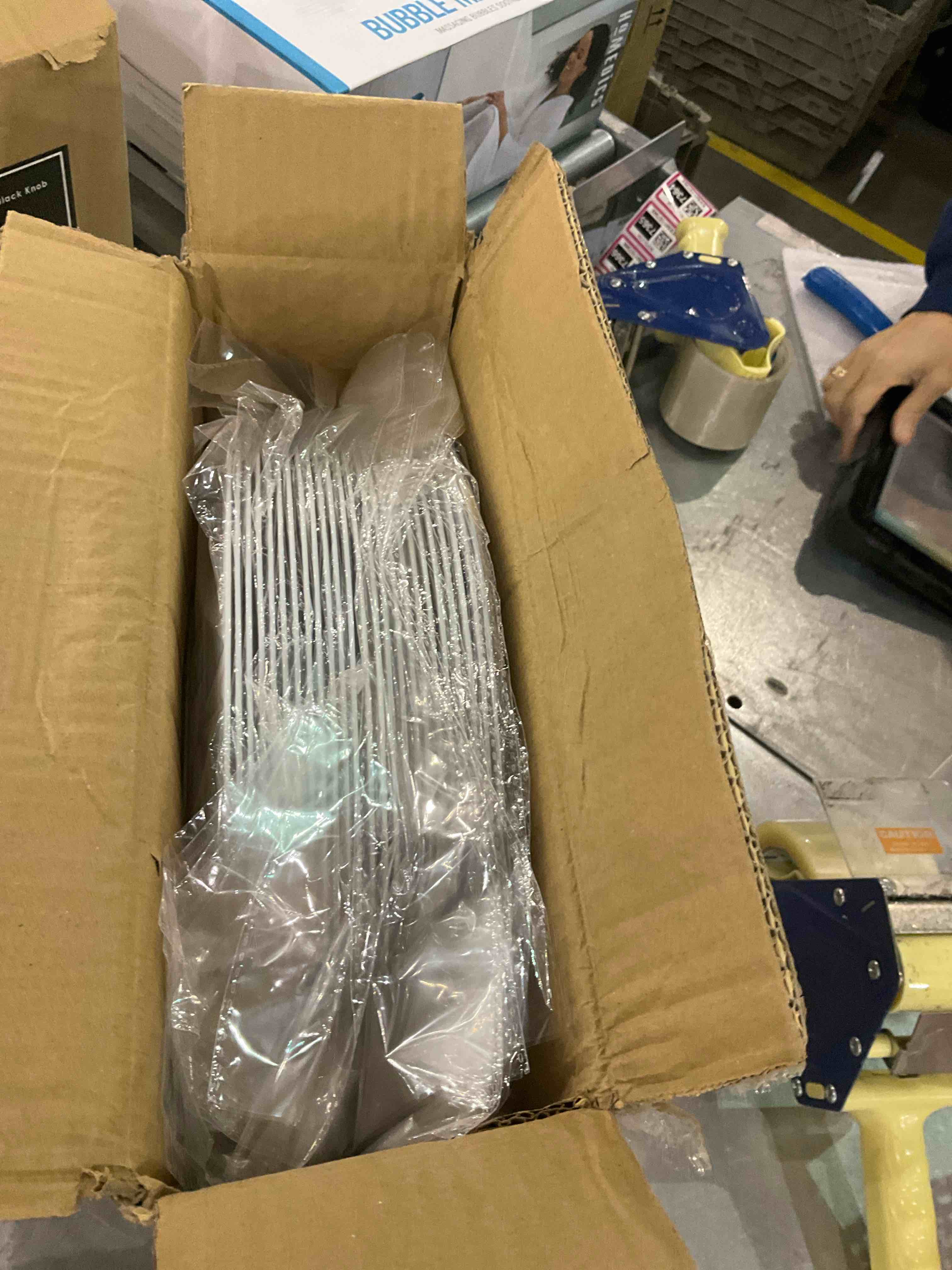 https://s3.amazonaws.com/lotting-images-prod/BargainHunt/EXS01130680_1707136612763.jpeg