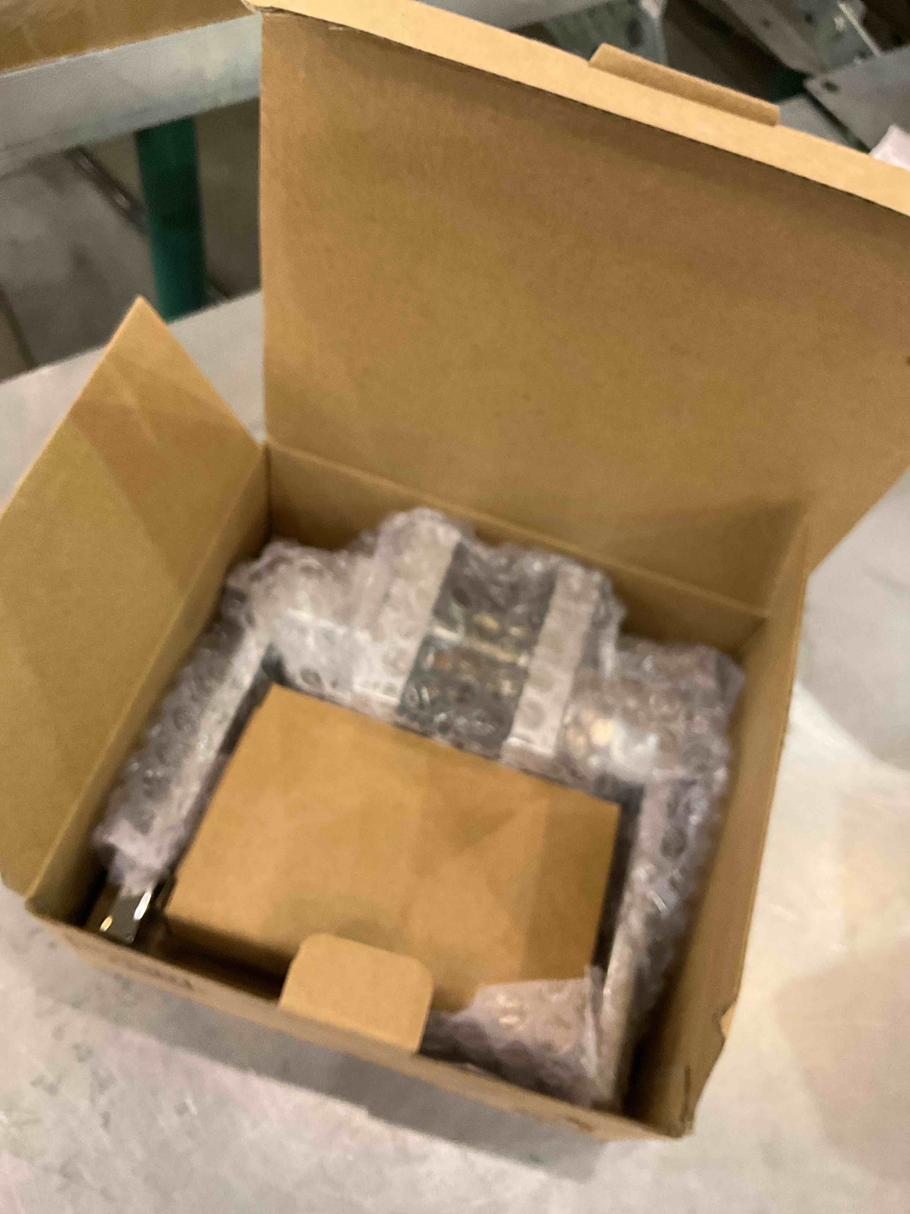 https://s3.amazonaws.com/lotting-images-prod/BargainHunt/EXS01130844_1707163089962.jpeg