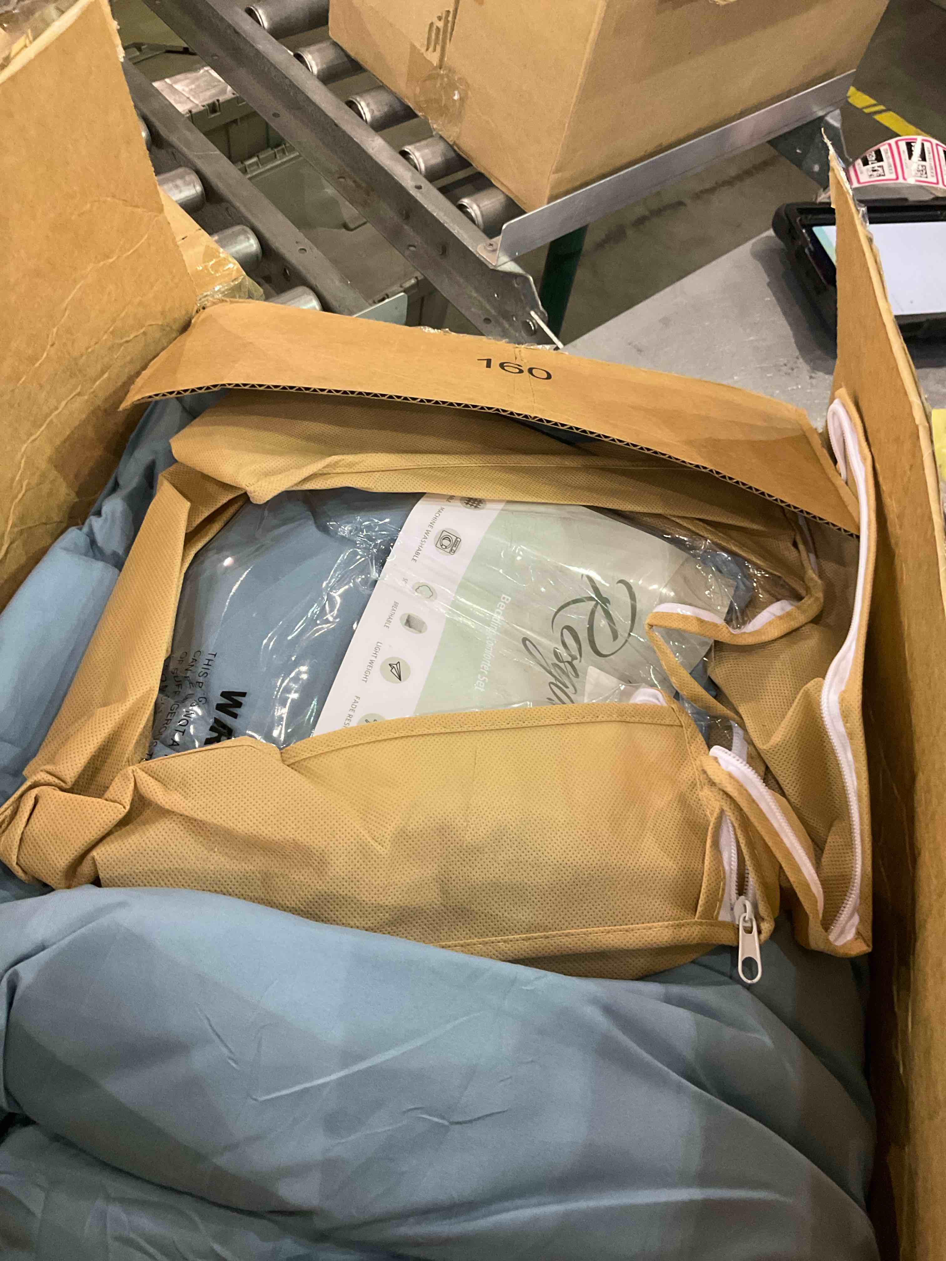 https://s3.amazonaws.com/lotting-images-prod/BargainHunt/EXS01130862_1707222596667.jpeg