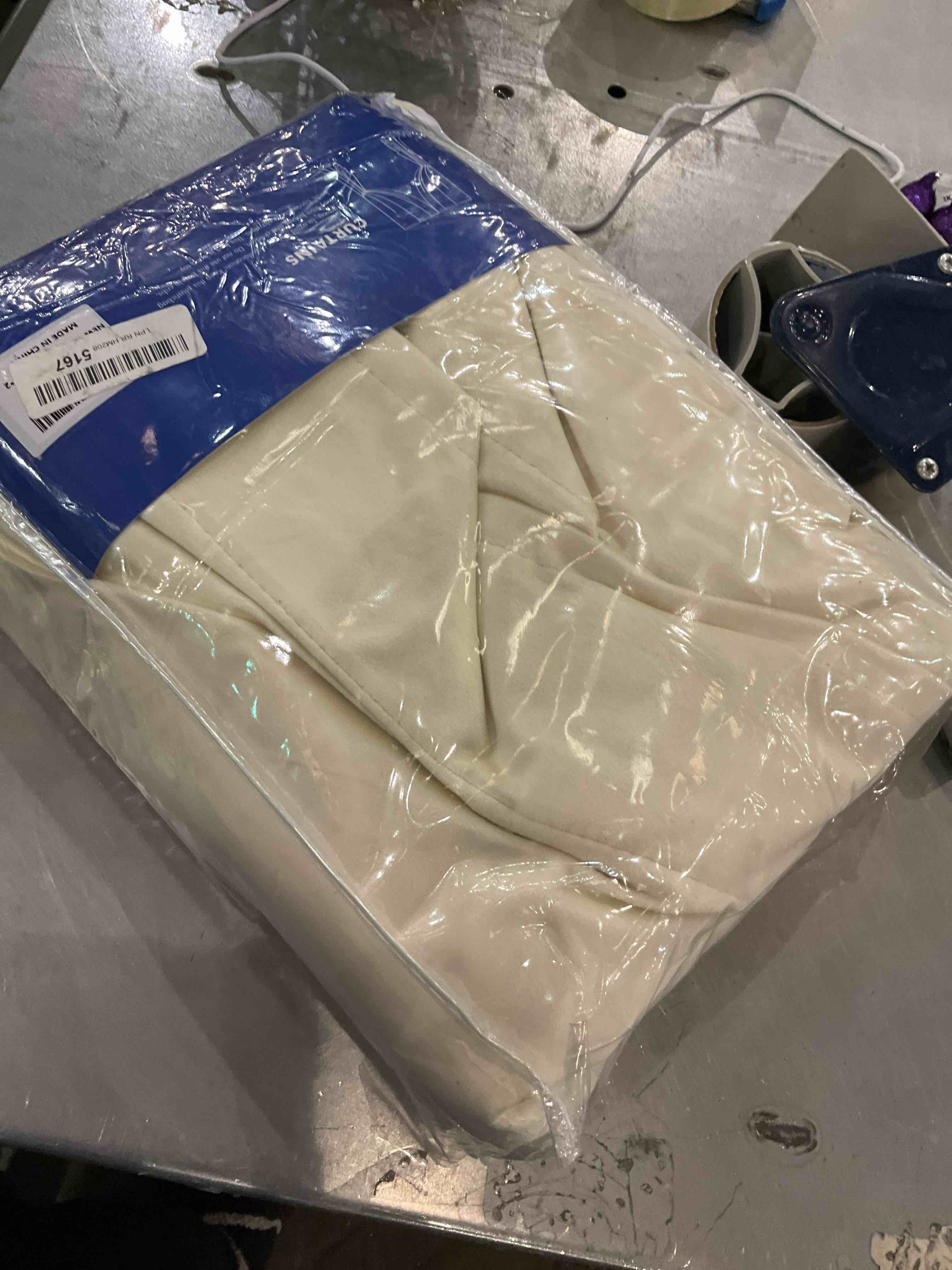 https://s3.amazonaws.com/lotting-images-prod/BargainHunt/EXS01131187_1706624482786.jpeg