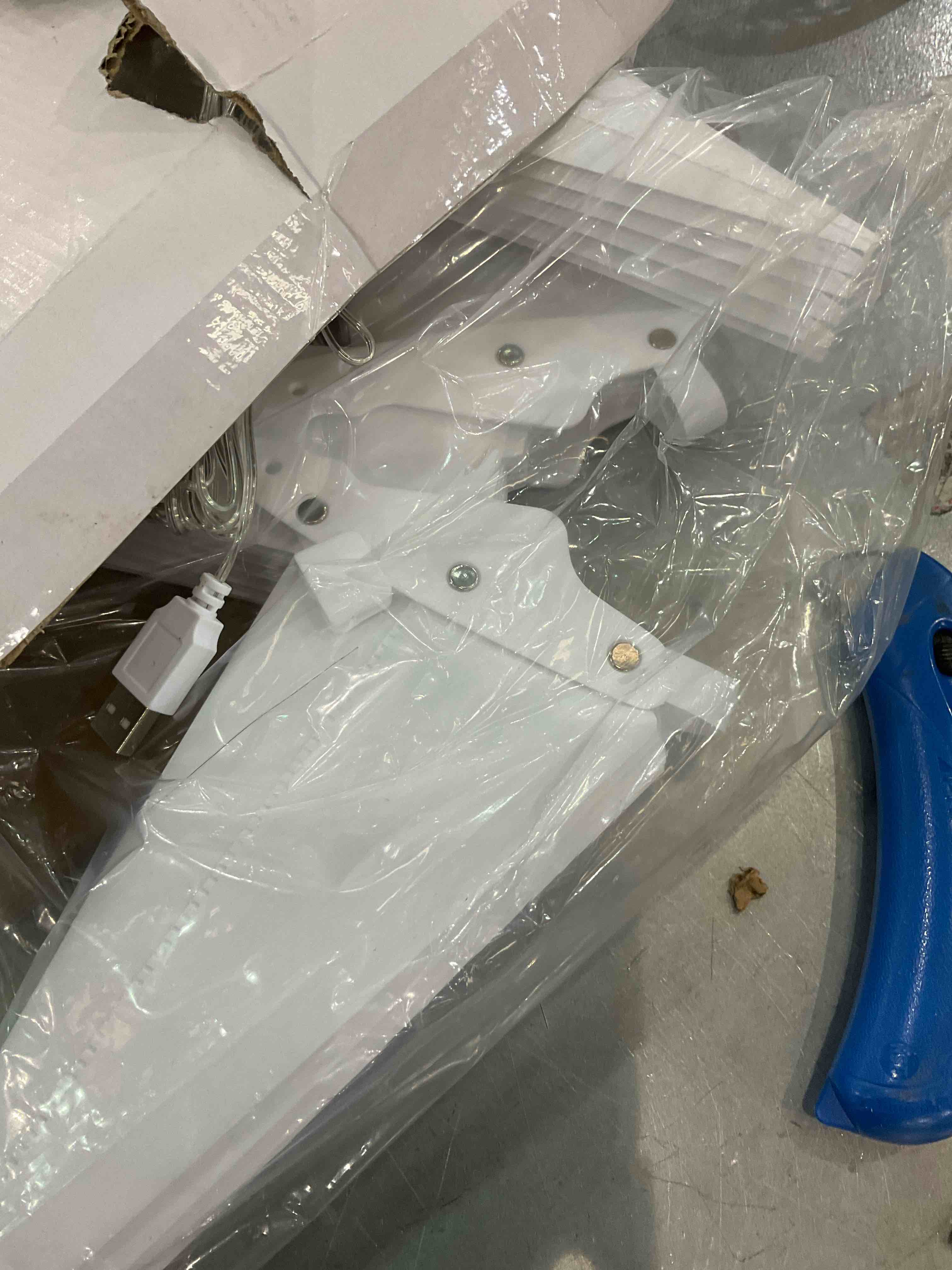 https://s3.amazonaws.com/lotting-images-prod/BargainHunt/EXS01131203_1706626136981.jpeg