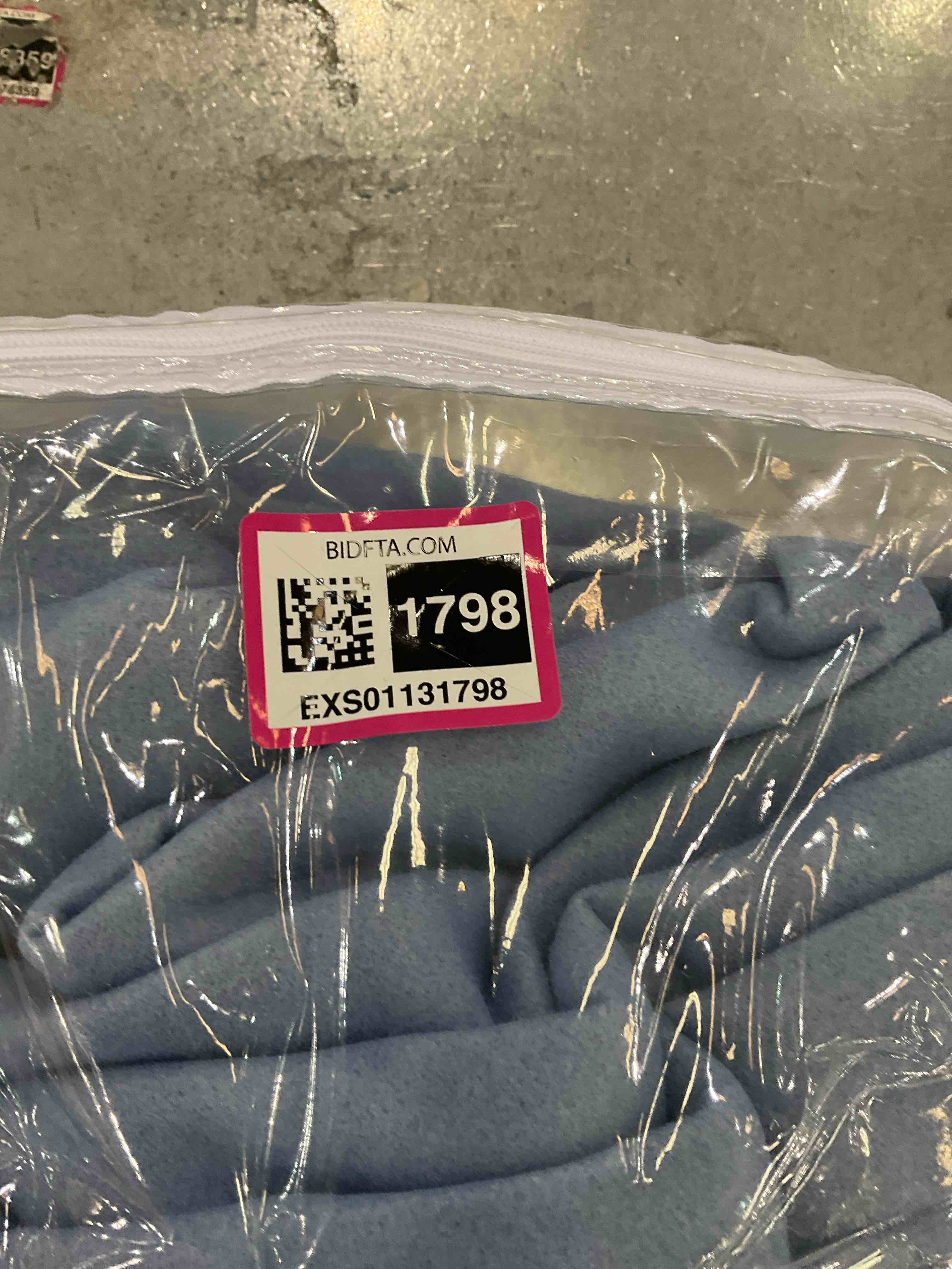 https://s3.amazonaws.com/lotting-images-prod/BargainHunt/EXS01131798_1708964689198.jpeg