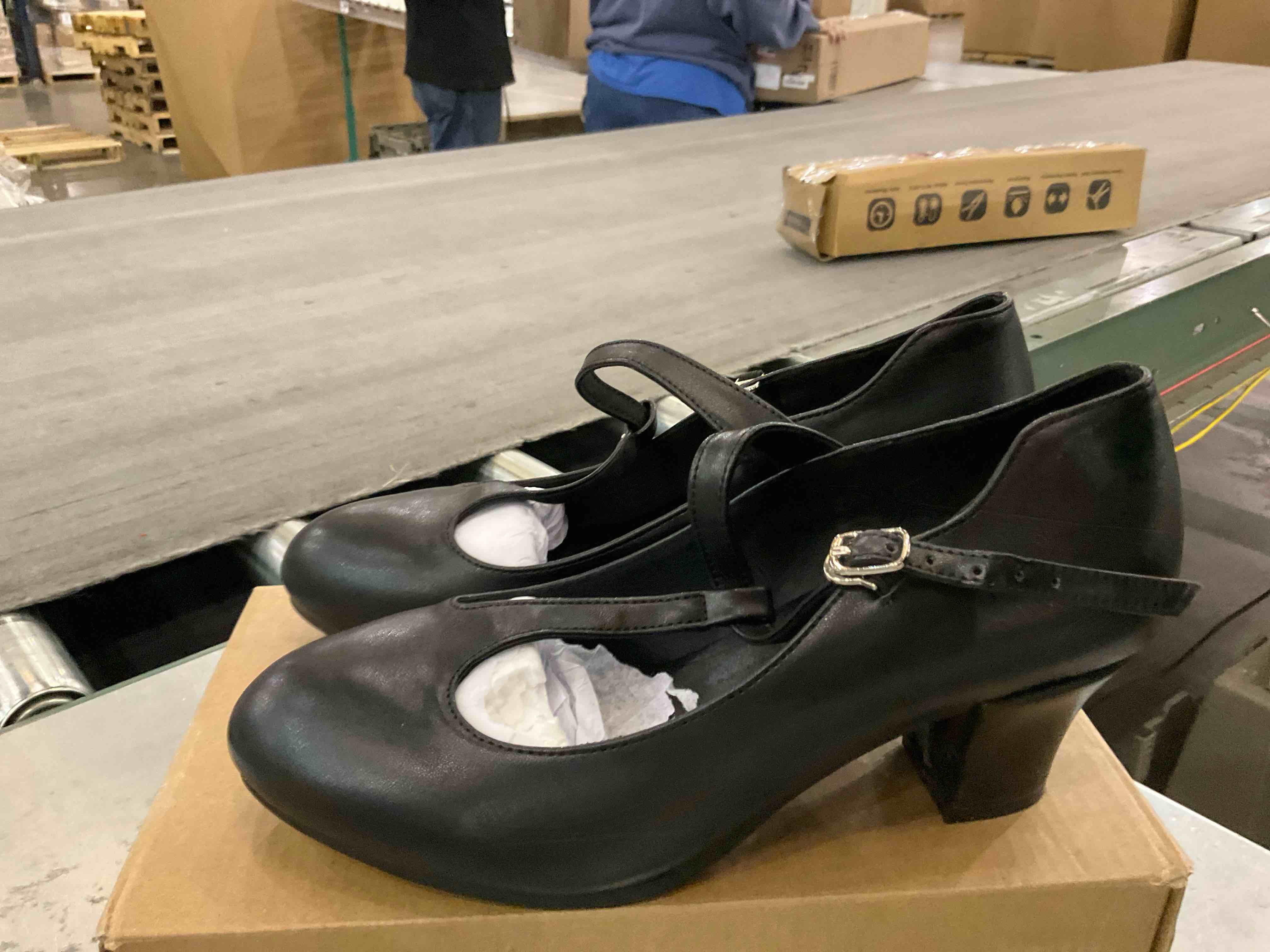 https://s3.amazonaws.com/lotting-images-prod/BargainHunt/EXS01136784_1708978945797.jpeg