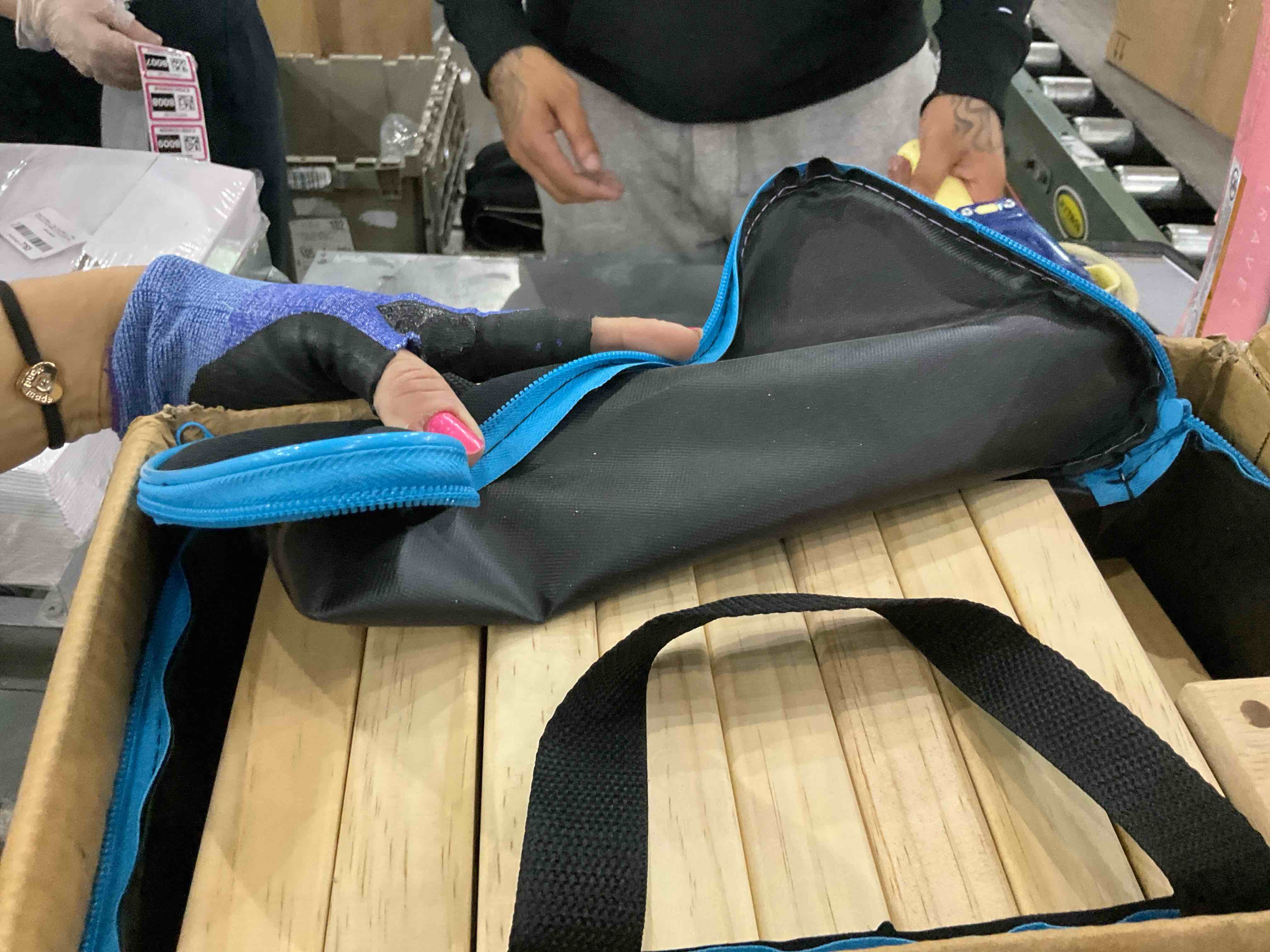 https://s3.amazonaws.com/lotting-images-prod/BargainHunt/EXS01136794_1709038102104.jpeg