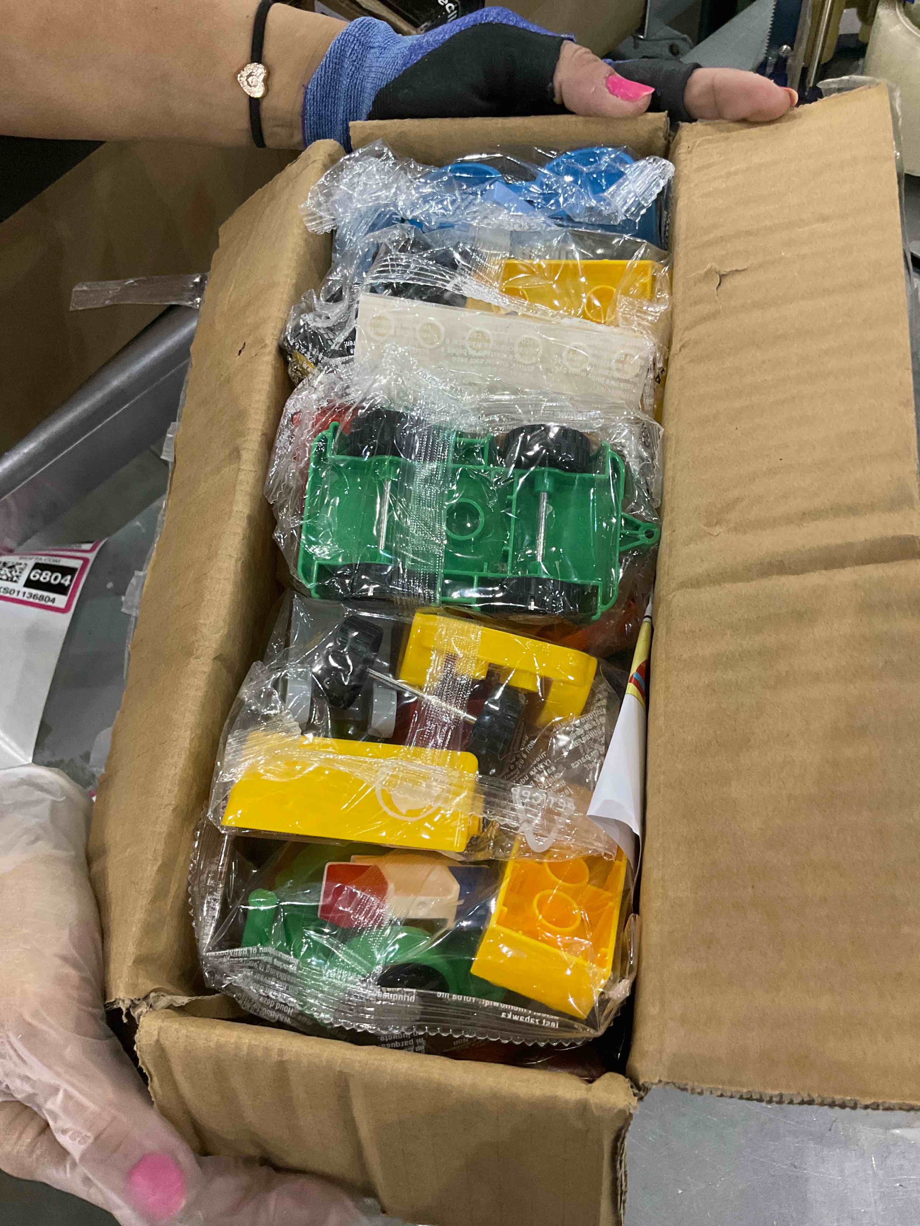 https://s3.amazonaws.com/lotting-images-prod/BargainHunt/EXS01136803_1709039113745.jpeg