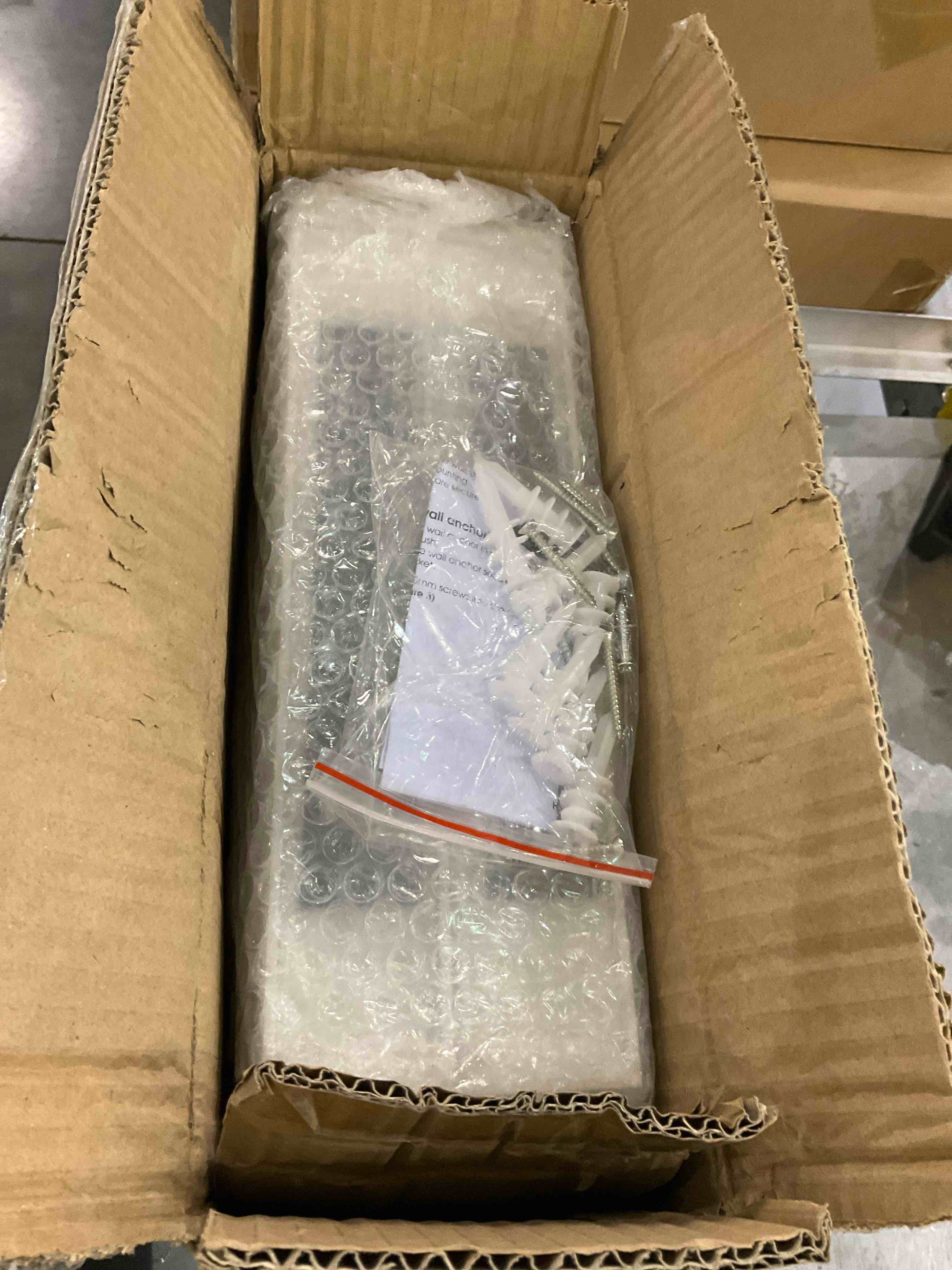 https://s3.amazonaws.com/lotting-images-prod/BargainHunt/EXS01137928_1706616715252.jpeg