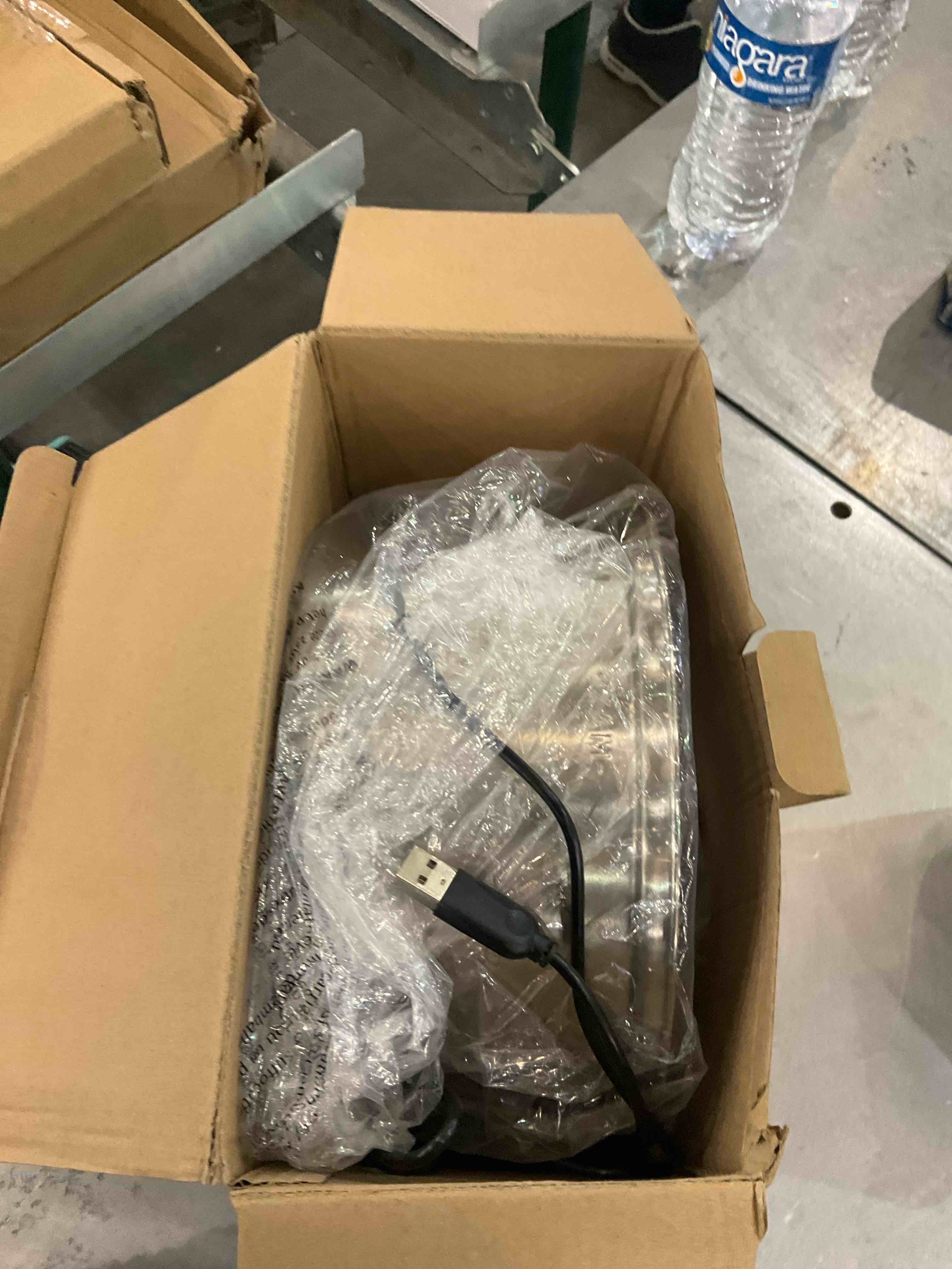 https://s3.amazonaws.com/lotting-images-prod/BargainHunt/EXS01139707_1706626970166.jpeg