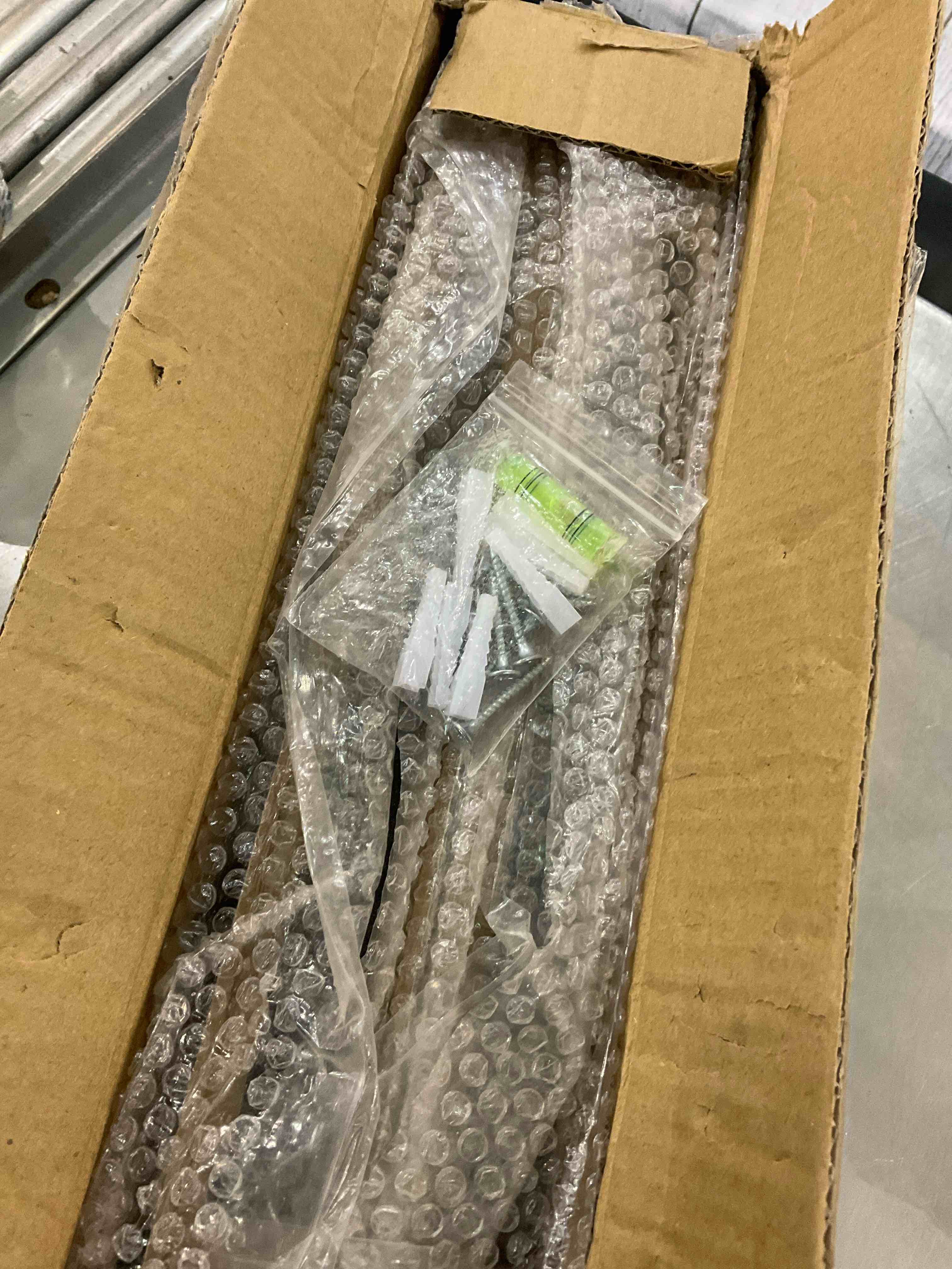 https://s3.amazonaws.com/lotting-images-prod/BargainHunt/EXS01140687_1708098500508.jpeg