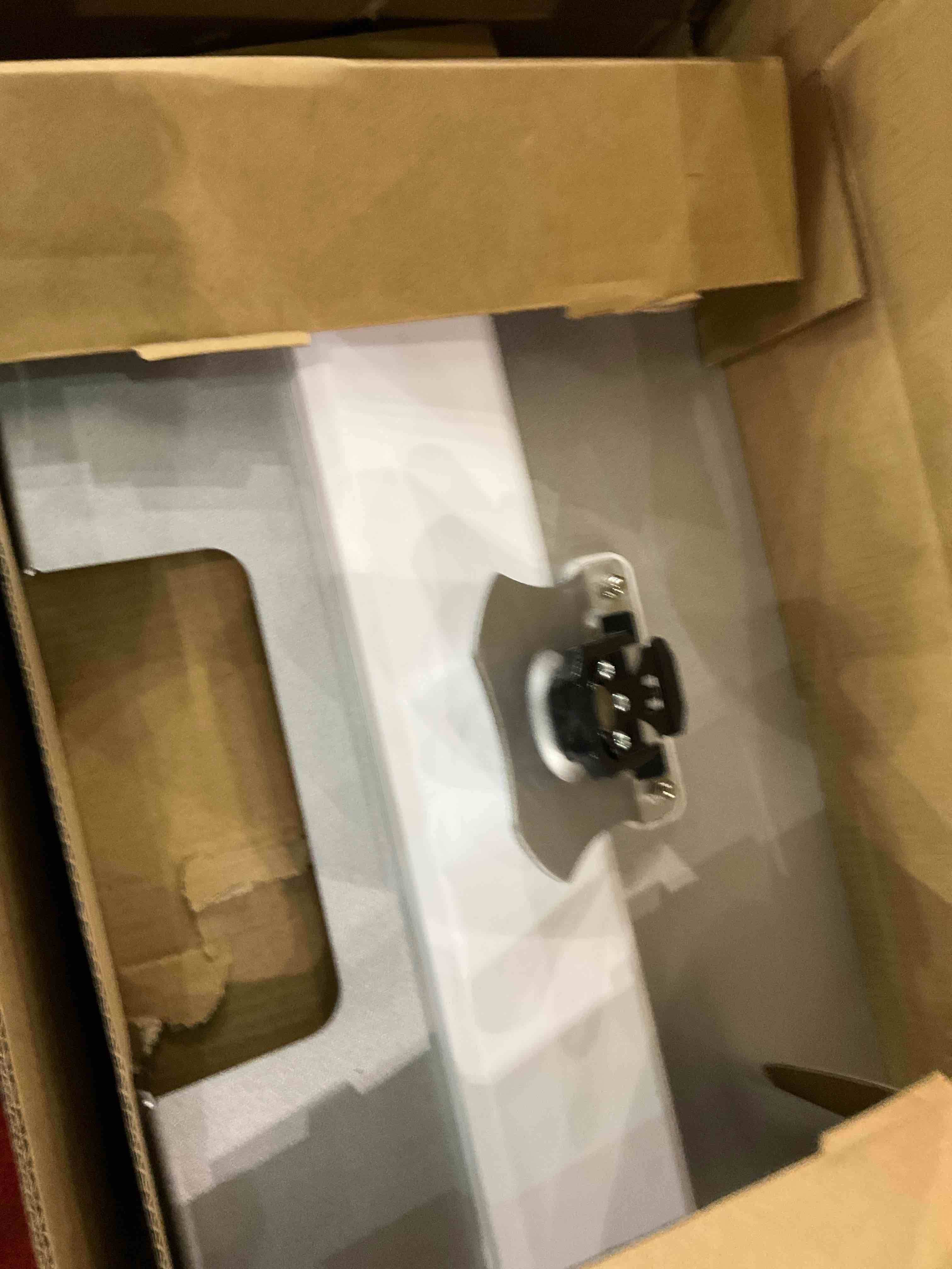 https://s3.amazonaws.com/lotting-images-prod/BargainHunt/EXS01142574_1708630282769.jpeg