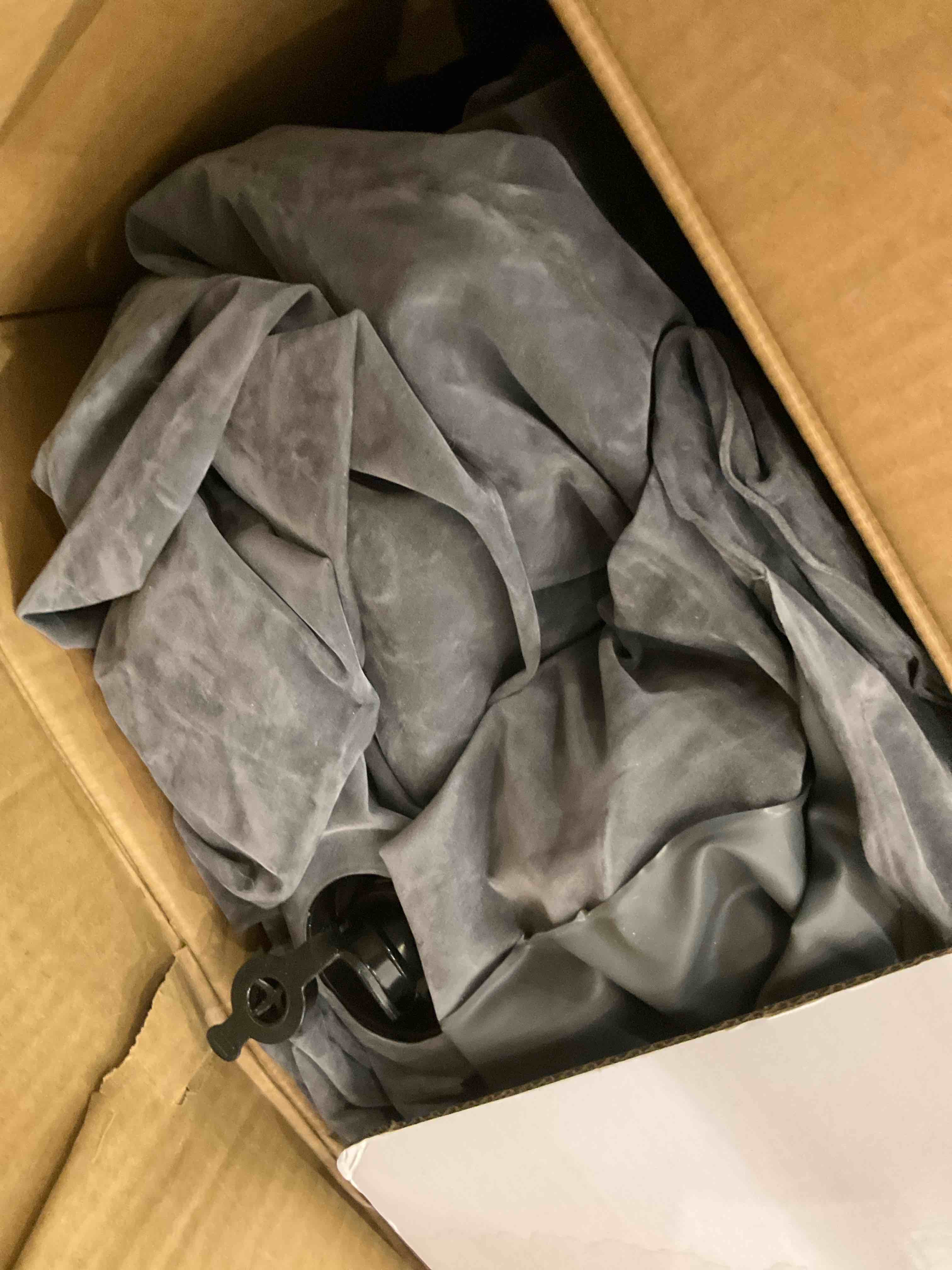 https://s3.amazonaws.com/lotting-images-prod/BargainHunt/EXS01143042_1708111512072.jpeg