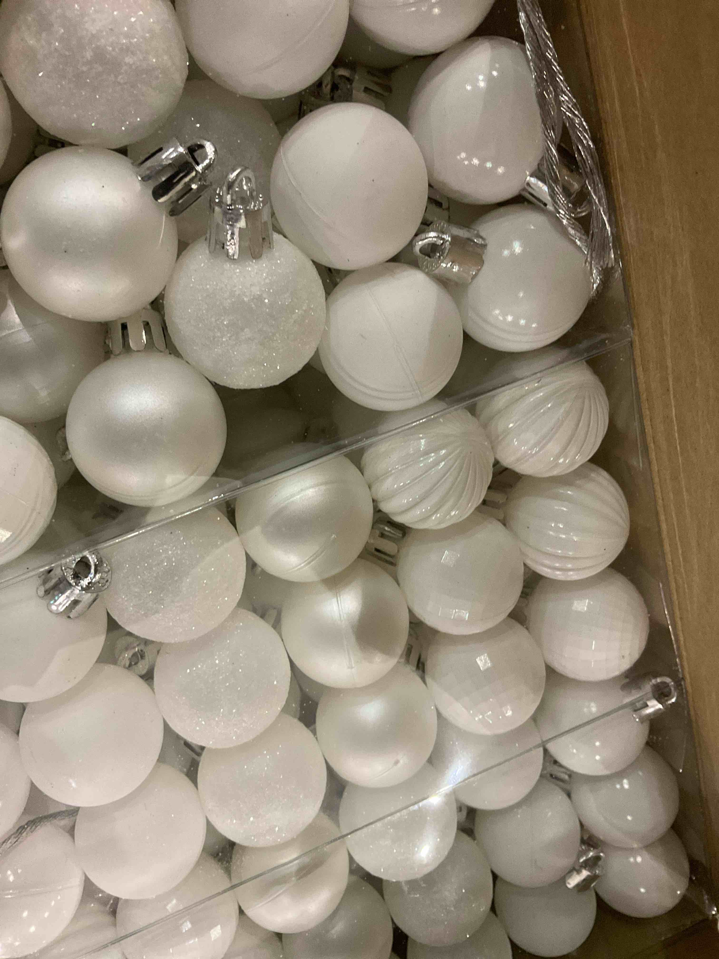 https://s3.amazonaws.com/lotting-images-prod/BargainHunt/EXS01143080_1708431776770.jpeg