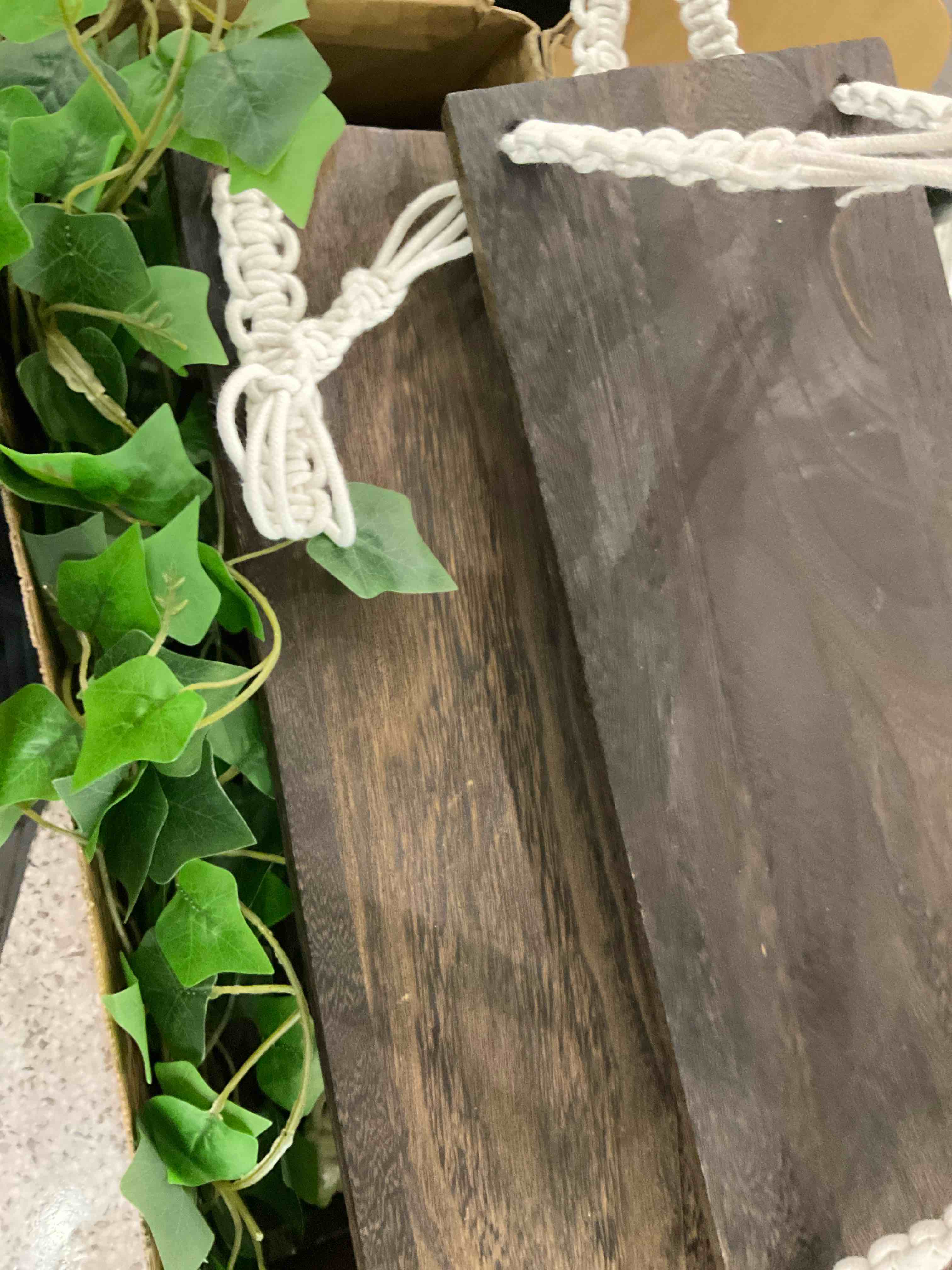 https://s3.amazonaws.com/lotting-images-prod/BargainHunt/EXS01144819_1709041924534.jpeg